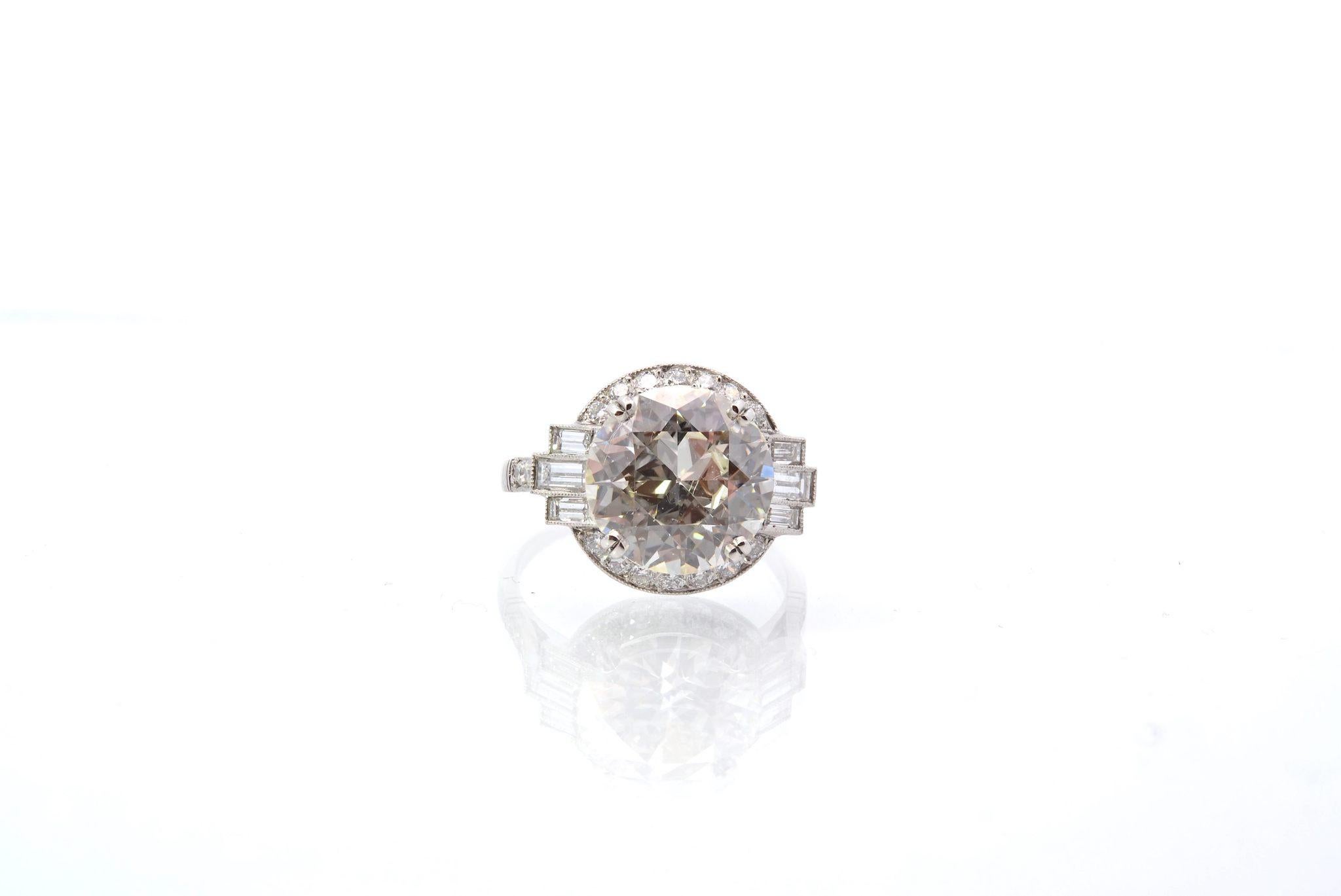 Pierres : 1 diamant demi-taille de 4.39cts K / Vs2, 6 diamants baguettes : 0.50ct, 20 brillants : 0.20ct
Matériau : Platine
Dimensions : 1,7 cm x 1,4 cm : 1,7cm x 1,4cm
Poids : 5,3 g
Période : Style art déco récent (fait main)
Taille : 53 (taille