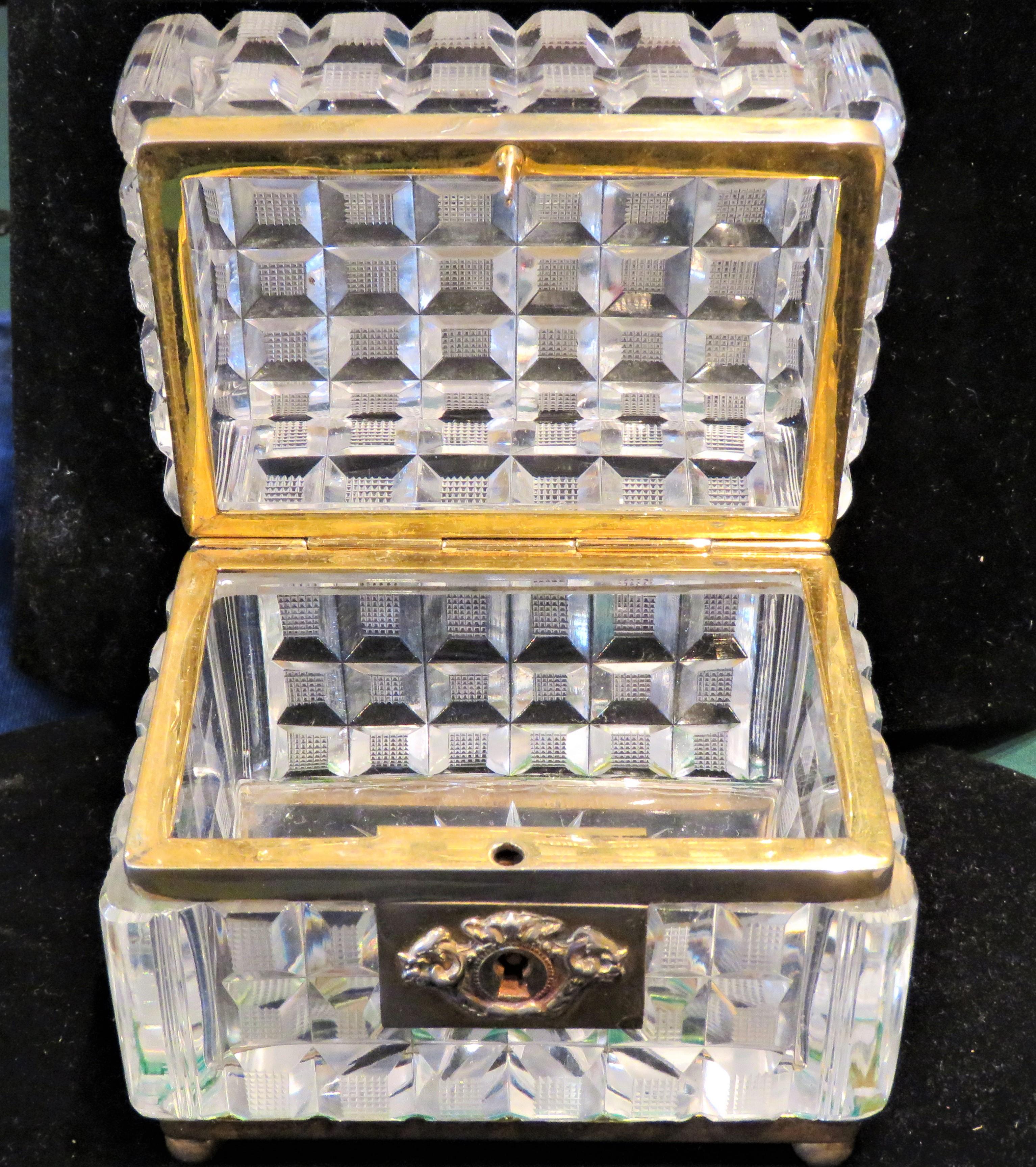 4, 500 $ 19. Jahrhundert Französisch Schweres handgeschliffenes klares Kristallglas Bronze Mount Box (Französischer Schliff) im Angebot