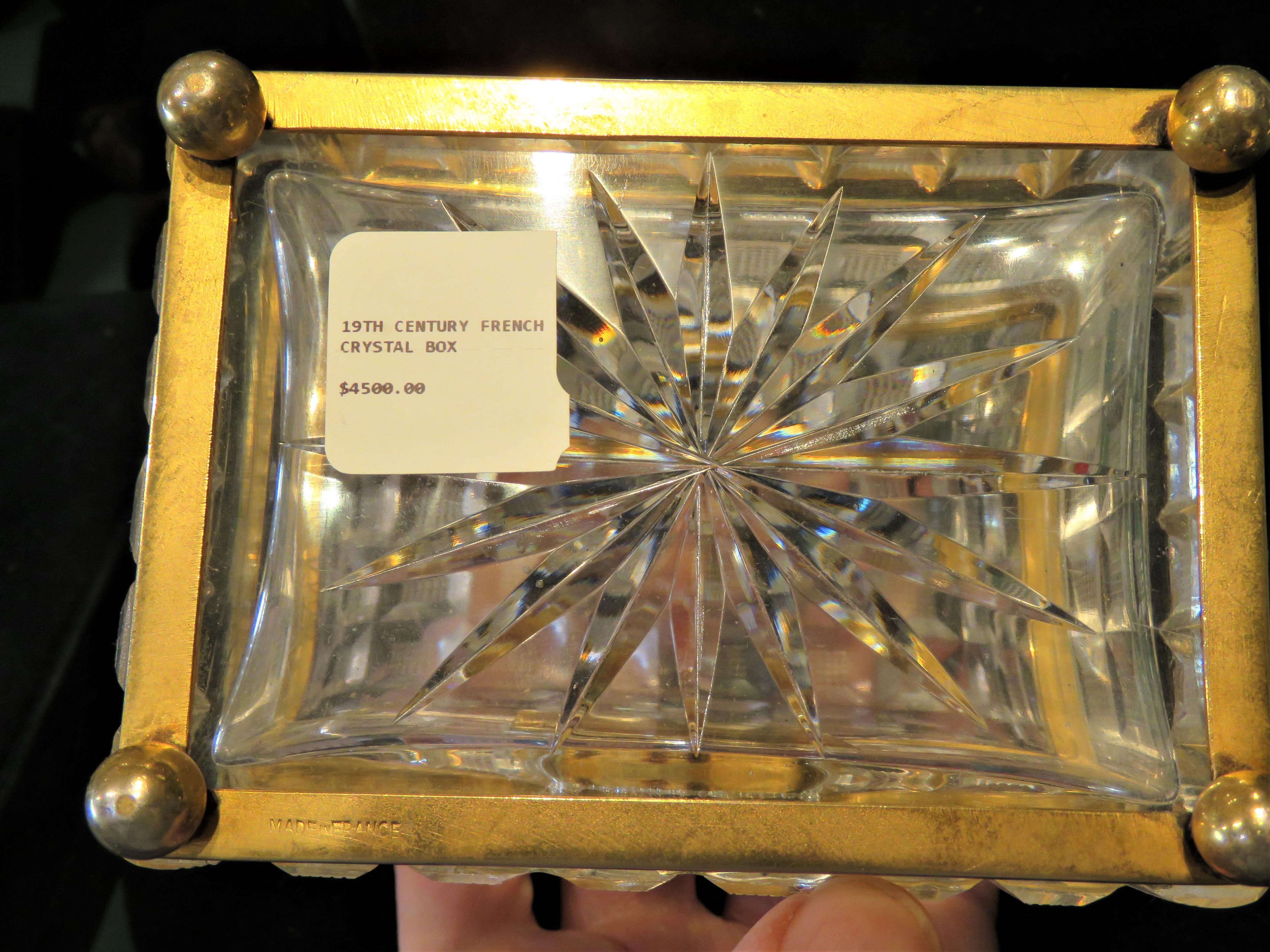 4, 500 $ 19. Jahrhundert Französisch Schweres handgeschliffenes klares Kristallglas Bronze Mount Box Damen im Angebot