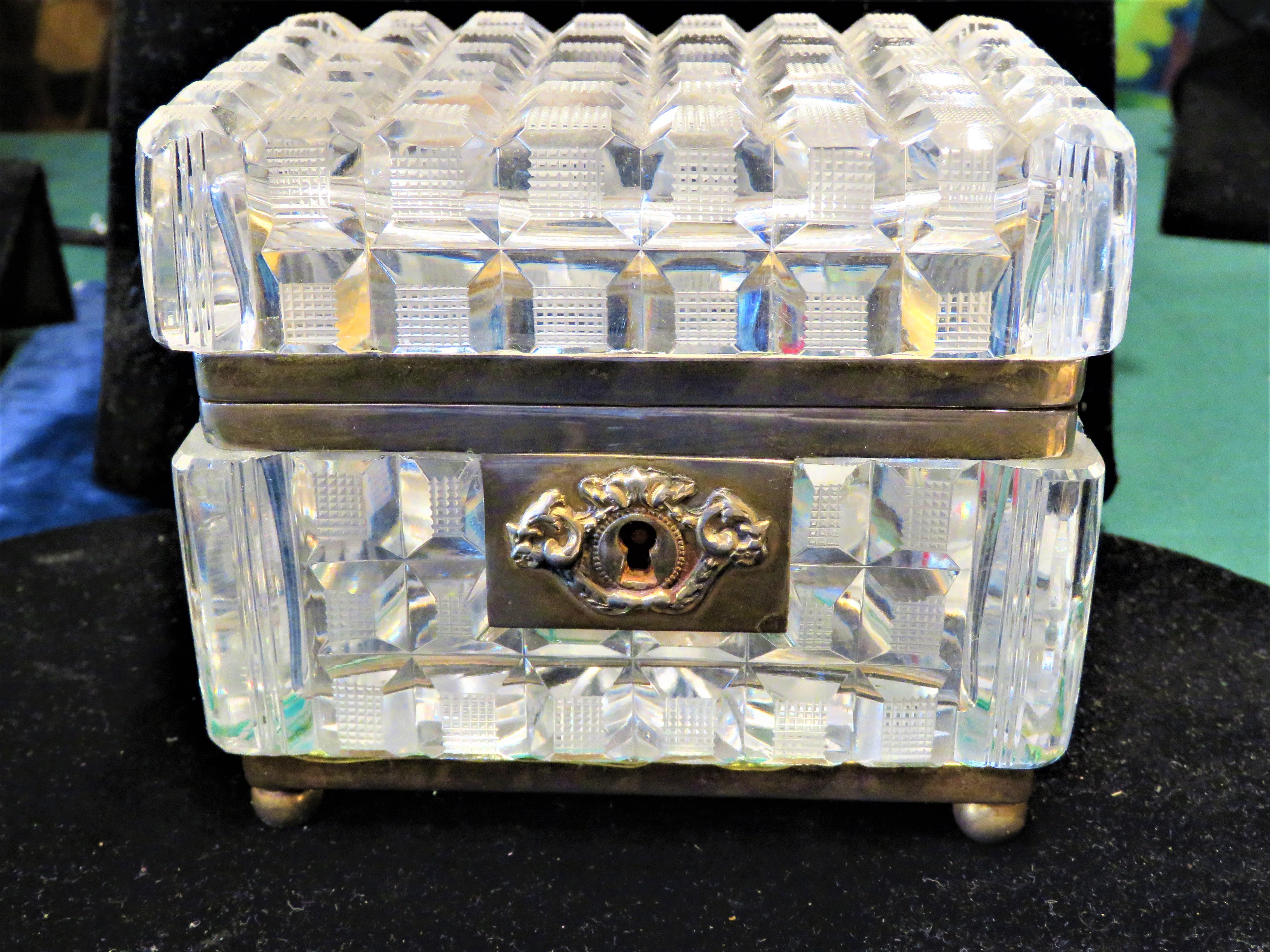 4, 500 $ 19. Jahrhundert Französisch Schweres handgeschliffenes klares Kristallglas Bronze Mount Box im Angebot 1