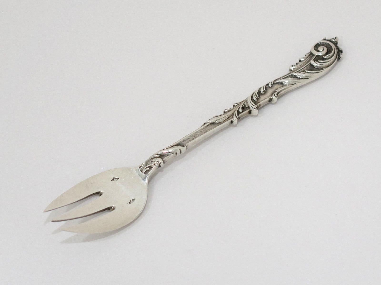 4 7/8 in - Pair of European Silver Antique French Floral Scroll Seafood Forks In Good Condition In Brooklyn, NY