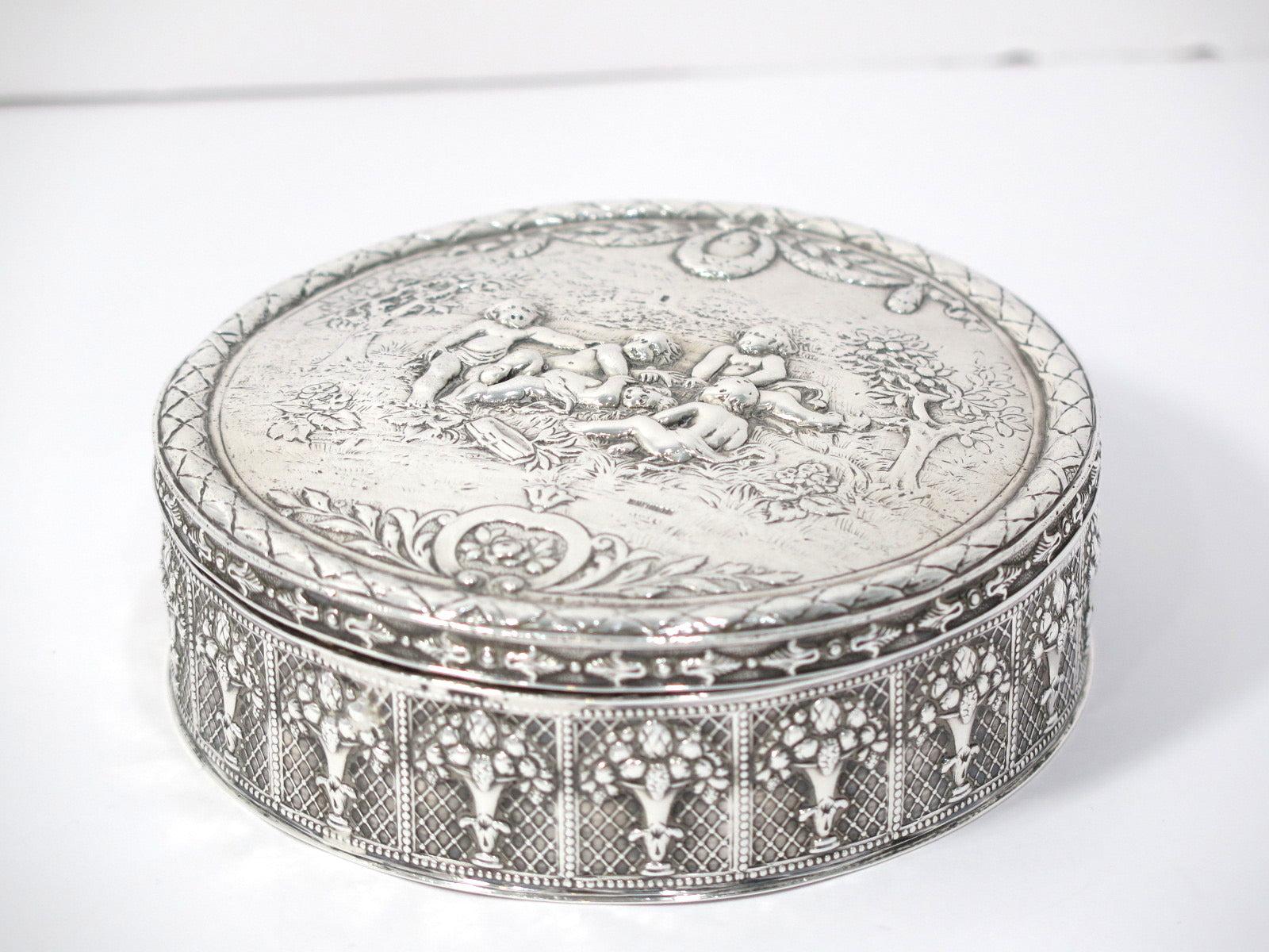 4 7/8 in - Sterling Silver Antique German Cherubs Round Box In Good Condition For Sale In Brooklyn, NY