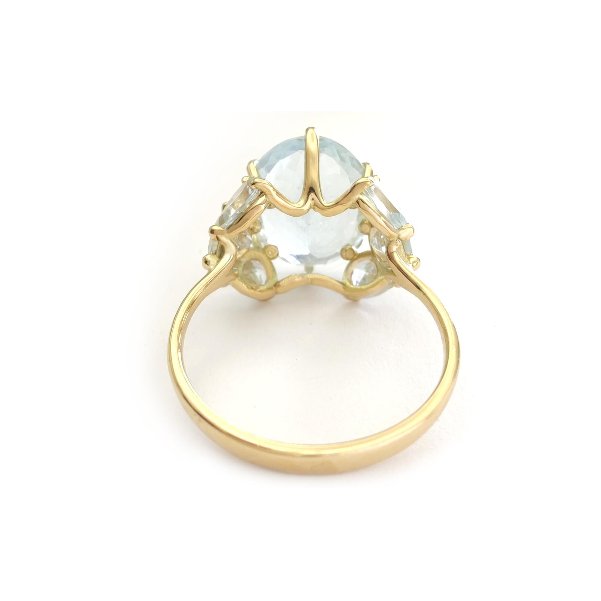 Handmade 4.8 Carat Oval Aquamarine Cocktail Ring in 18K Yellow Gold For Sale 2
