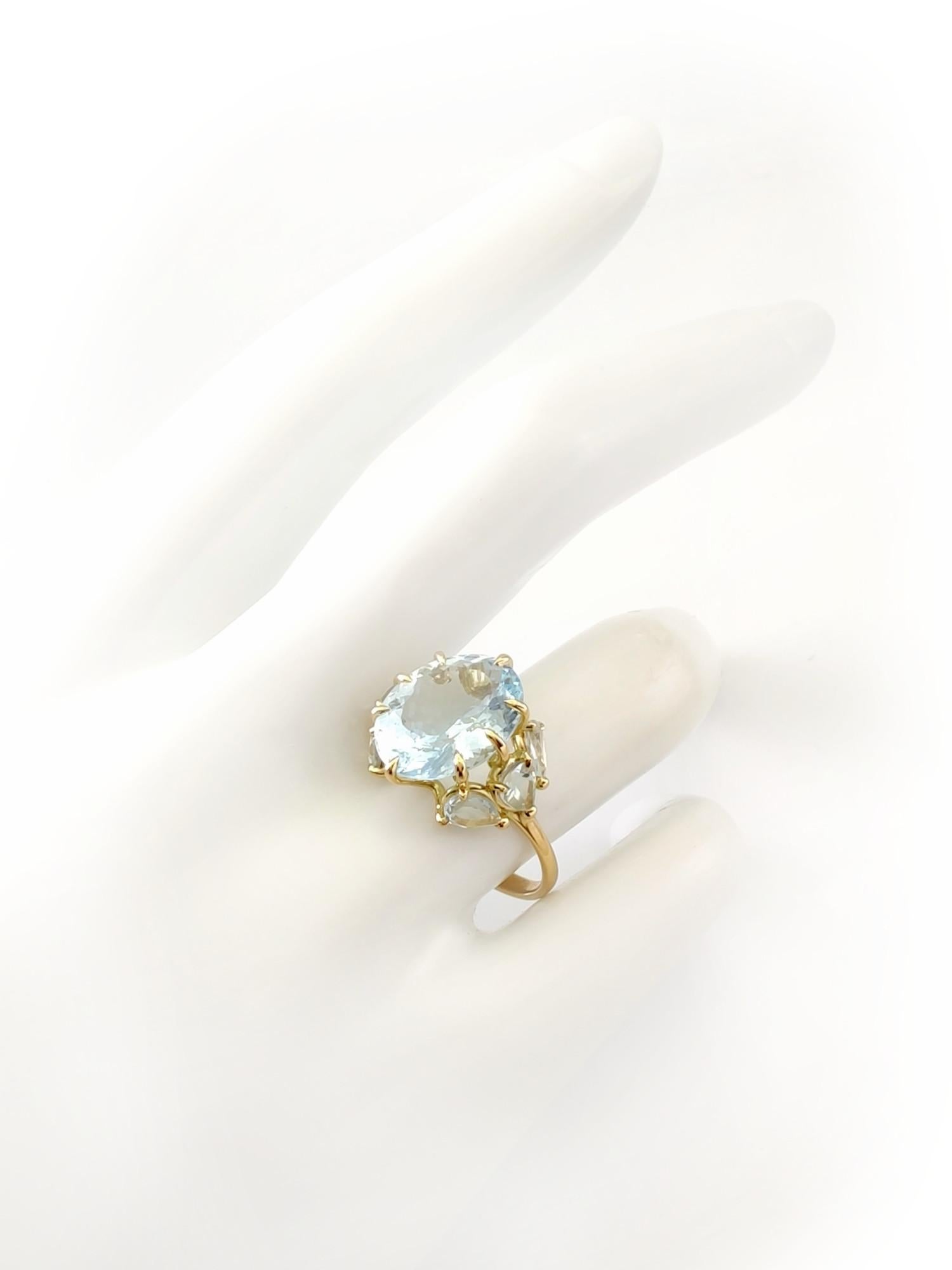 Handmade 4.8 Carat Oval Aquamarine Cocktail Ring in 18K Yellow Gold For Sale 4