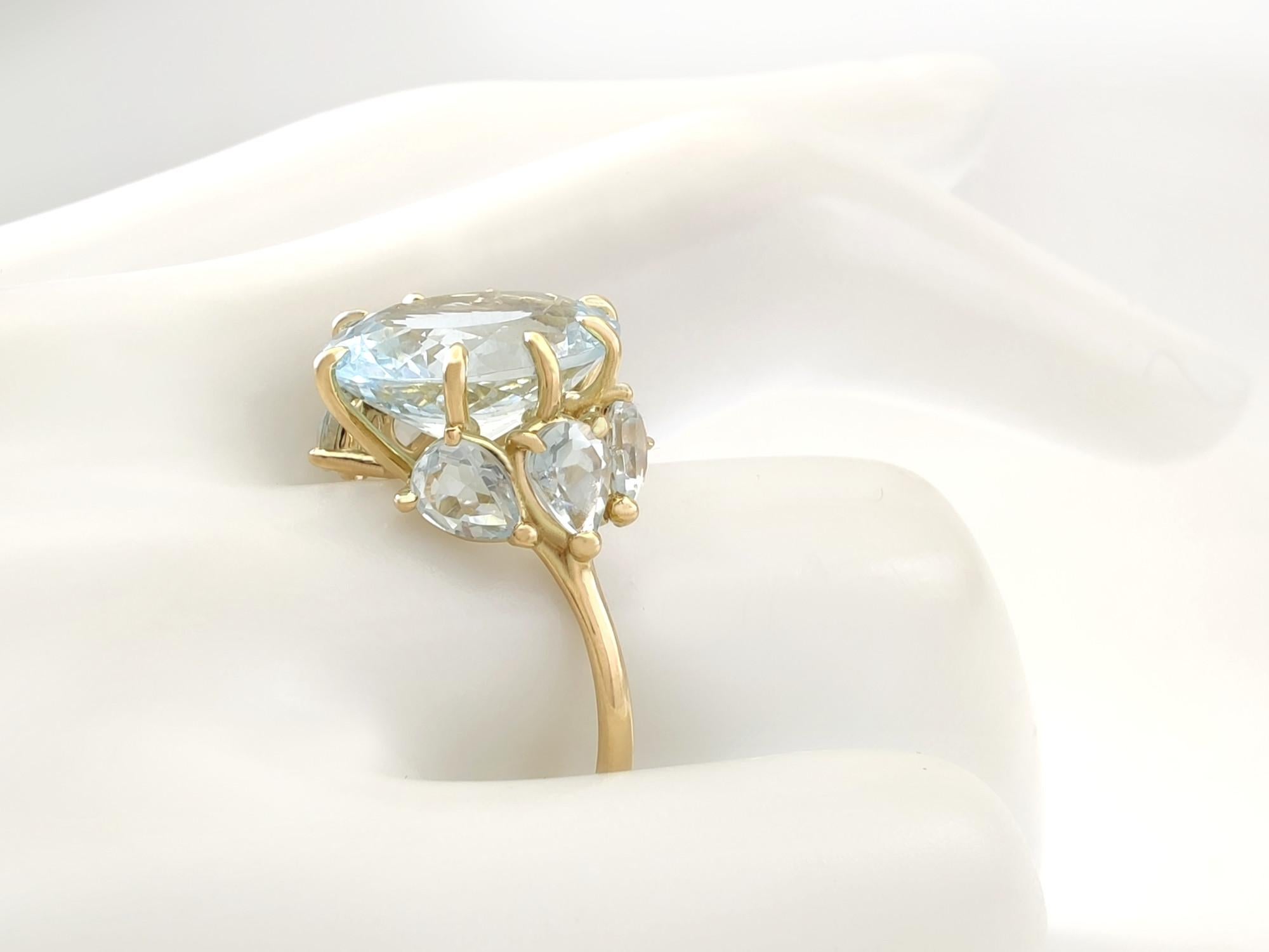 Handmade 4.8 Carat Oval Aquamarine Cocktail Ring in 18K Yellow Gold For Sale 5