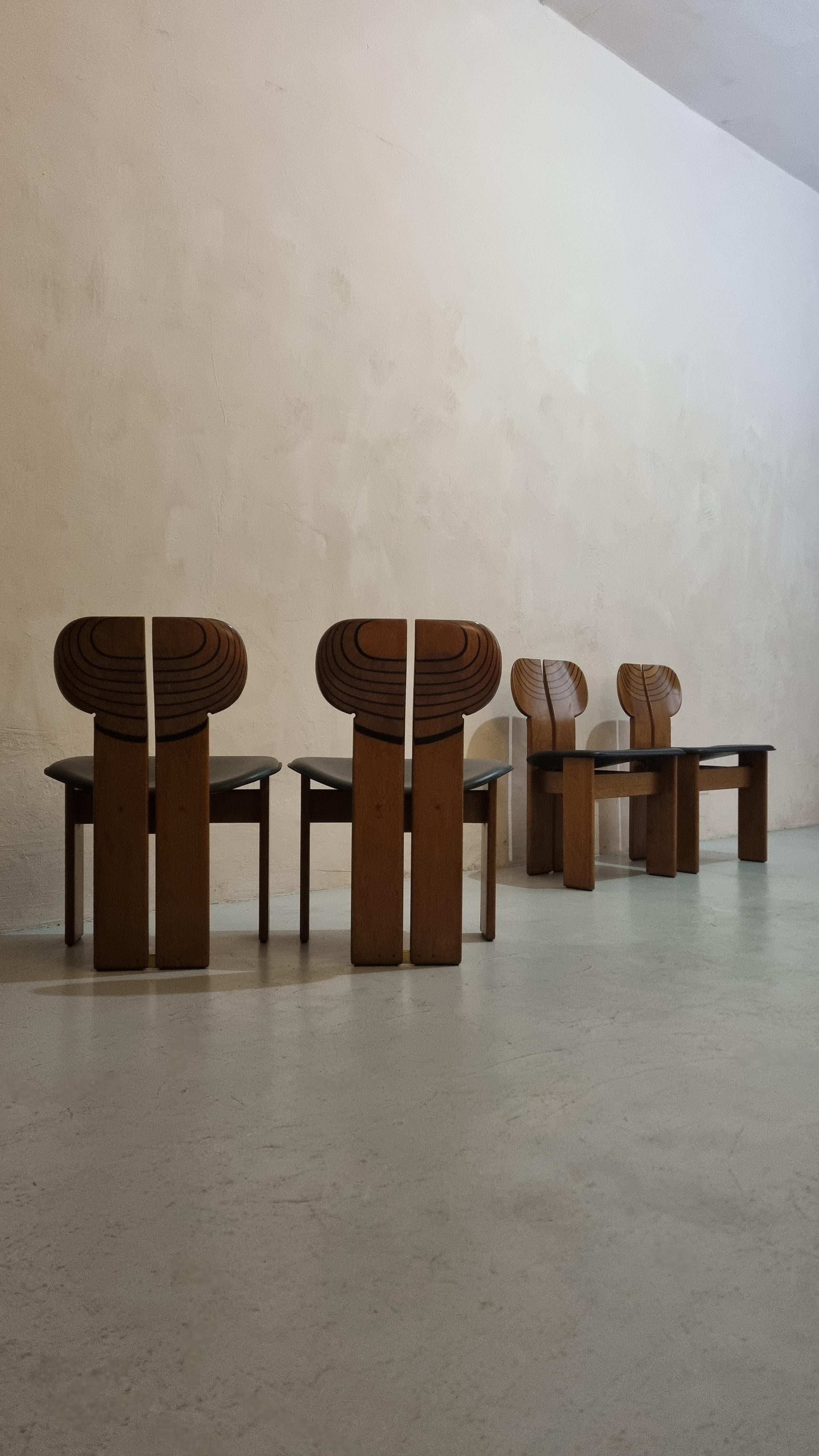 Set di 4 sedie mod. Africa disegnate da Afra e Tobia Scarpa per Maxalto nel 1974.
Struttura in legno di noce, ottone, legno di diverse essenze,
sedile in compensato curvato, pelle, eccellenti condizioni.

Tutto il set è stato accuratamente