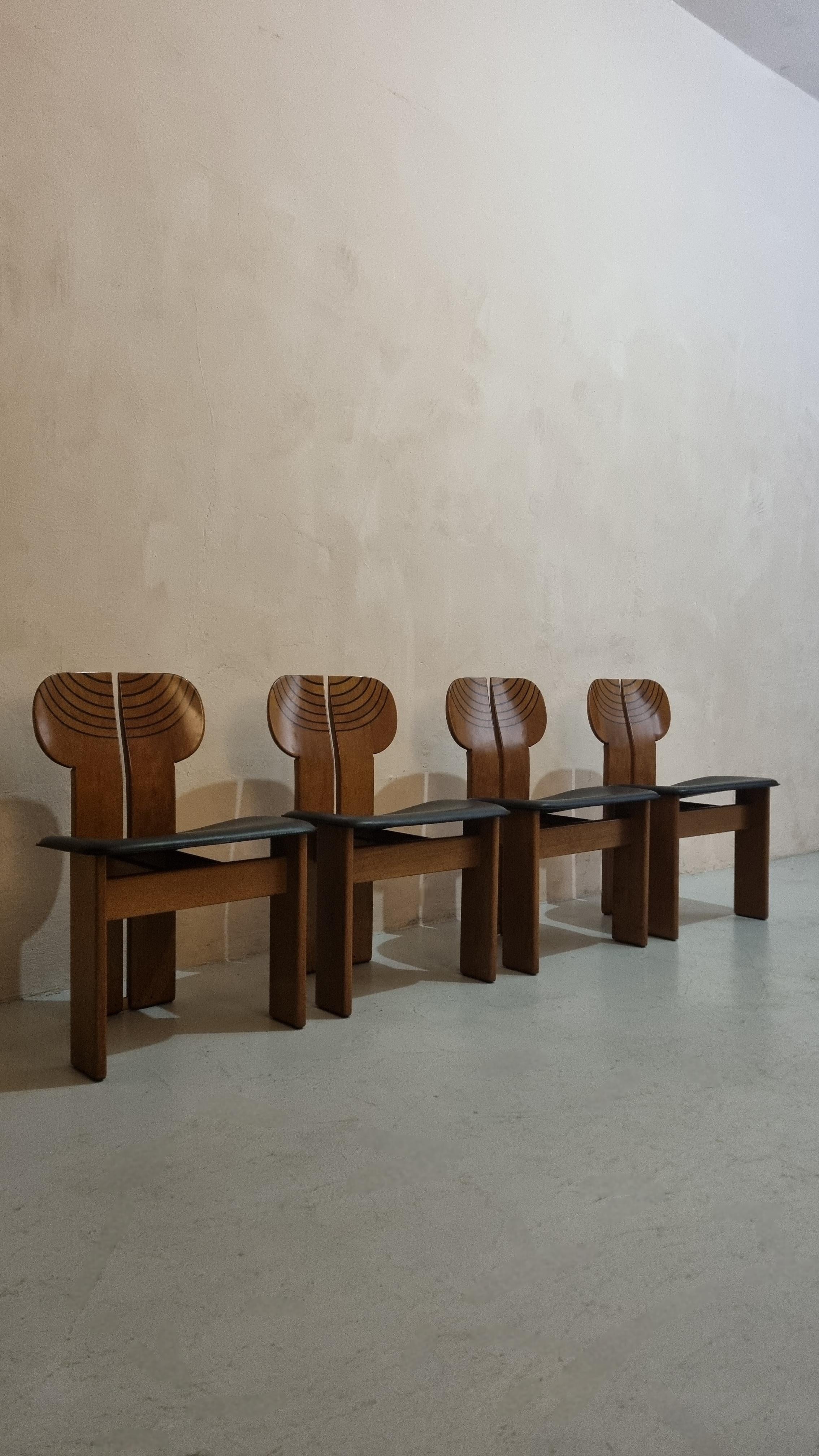 Mid-Century moderno 4 Africa chairs designed by Afra & Tobia Scarpa for Maxalto 1980s Artona series in vendita