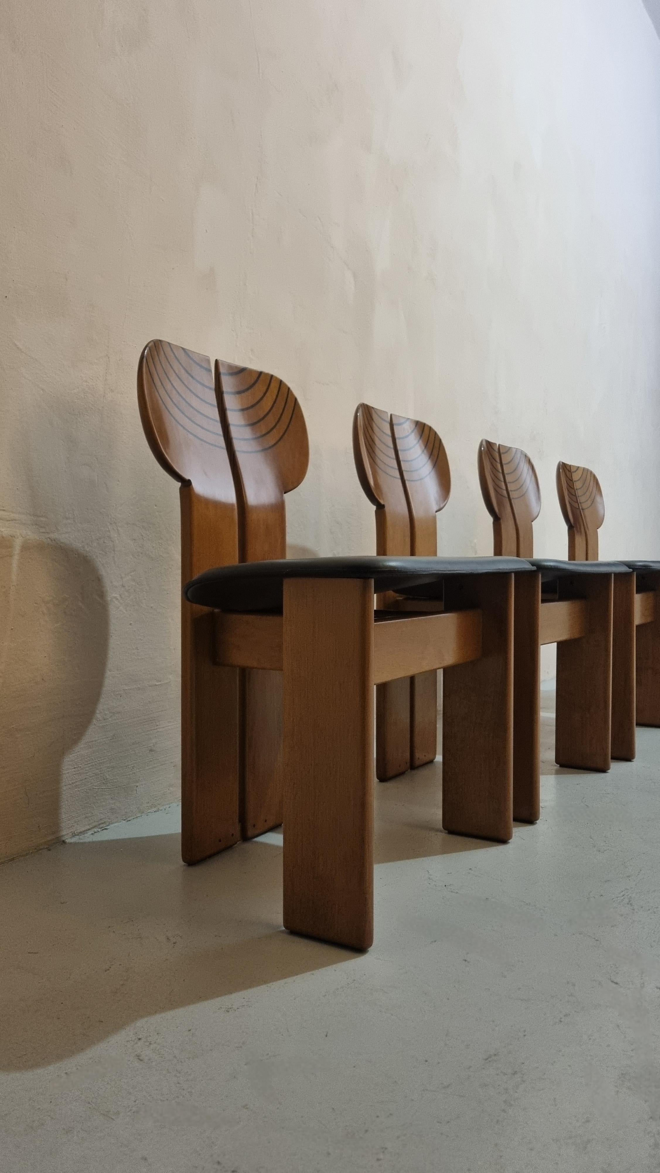 Italian 4 Africa chairs designed by Afra & Tobia Scarpa for Maxalto 1980s Artona series in vendita