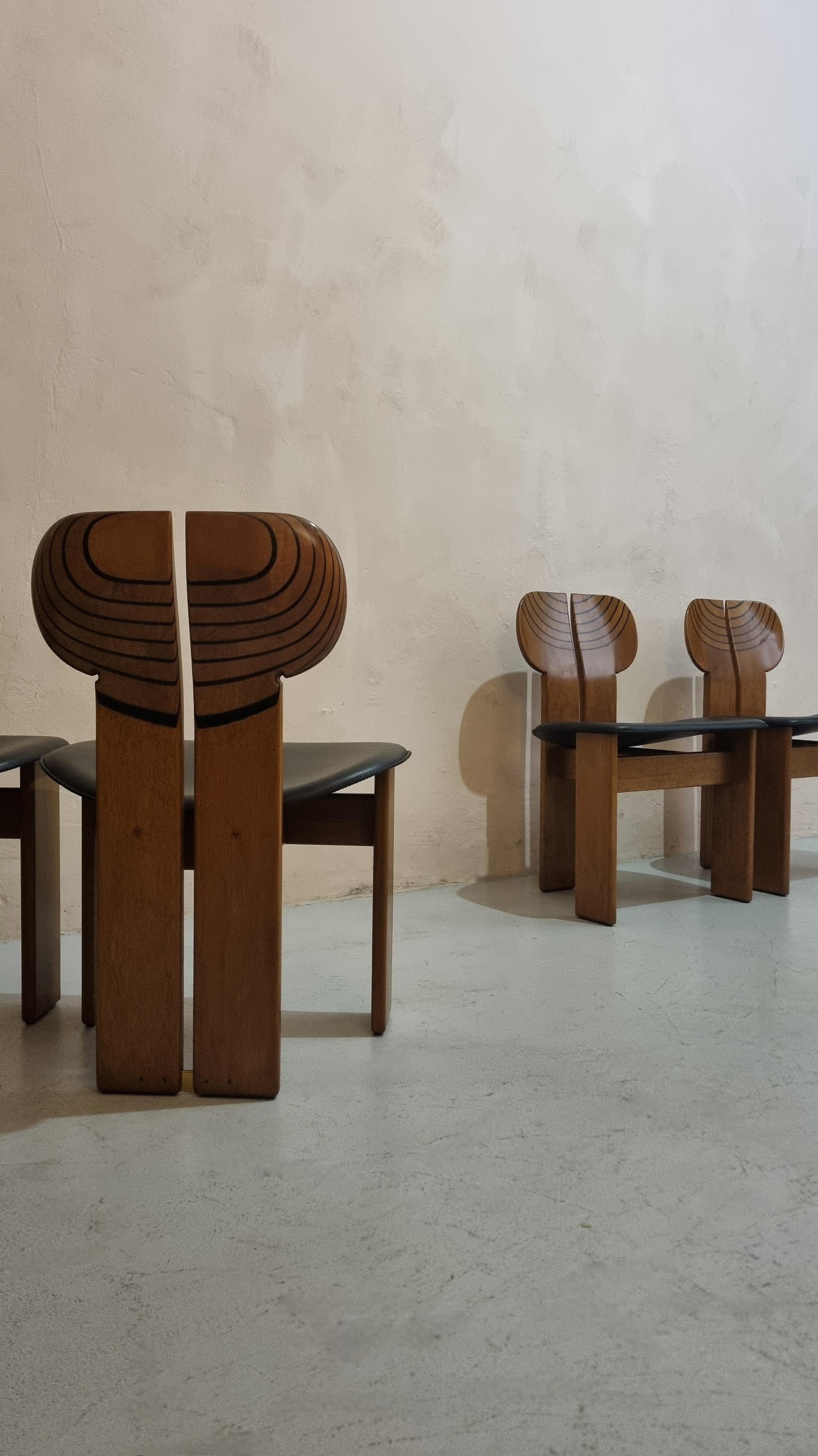 4 Africa chairs designed by Afra & Tobia Scarpa for Maxalto 1980s Artona series In condizioni ottime in vendita a Arezzo, Italy