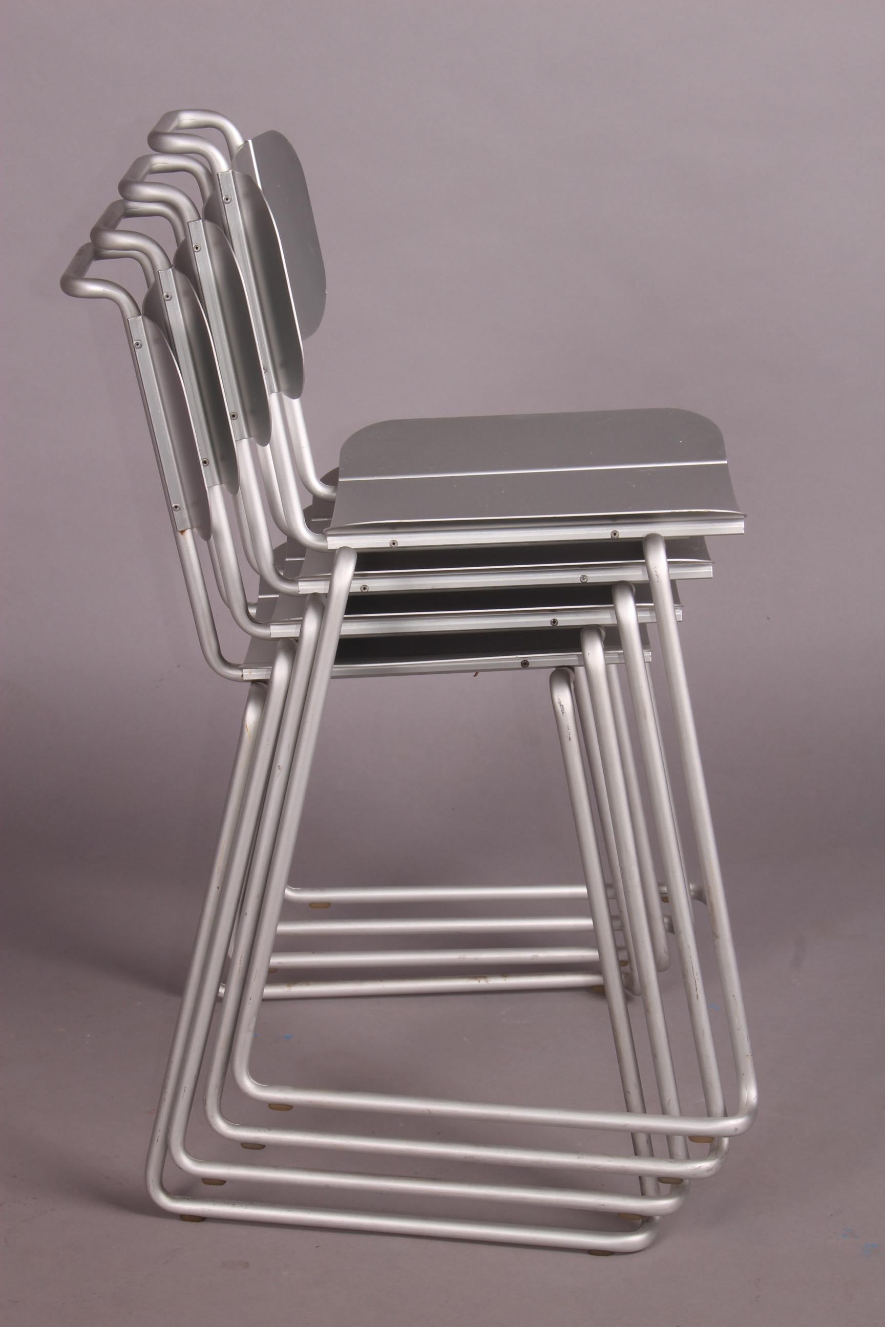 4 aluminium chairs.