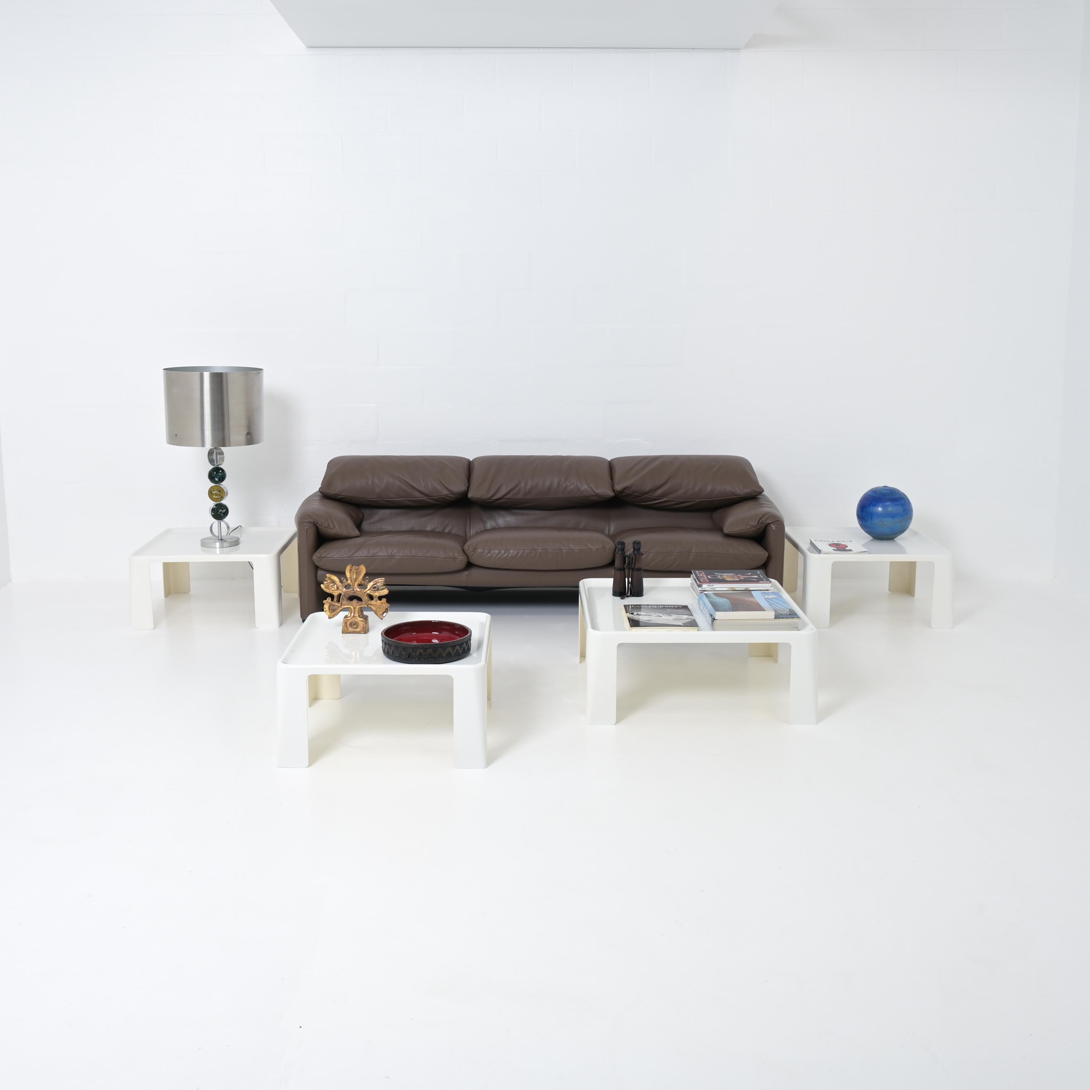 Satz von 4 Amanta Couchtischen, entworfen von Mario Bellini und hergestellt von B&B Italia. Mario Bellini (1935) ist ein italienischer Designer und Architekt.

3 Tische sind gleich groß, 1 ist größer. Sie sind alle in gutem Zustand und haben die
