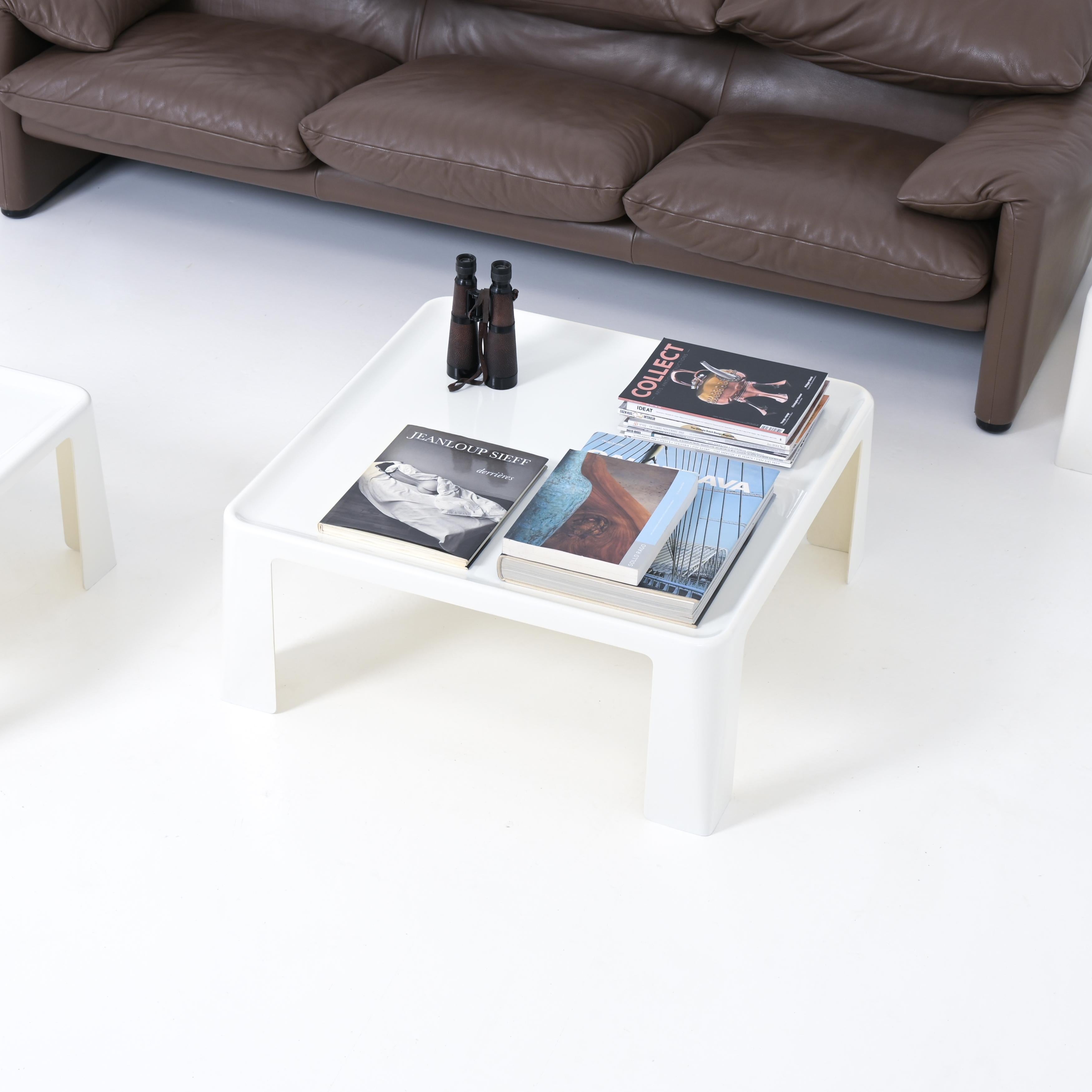 4 Amanta Couchtisch von Mario Bellini (Glasfaser) im Angebot