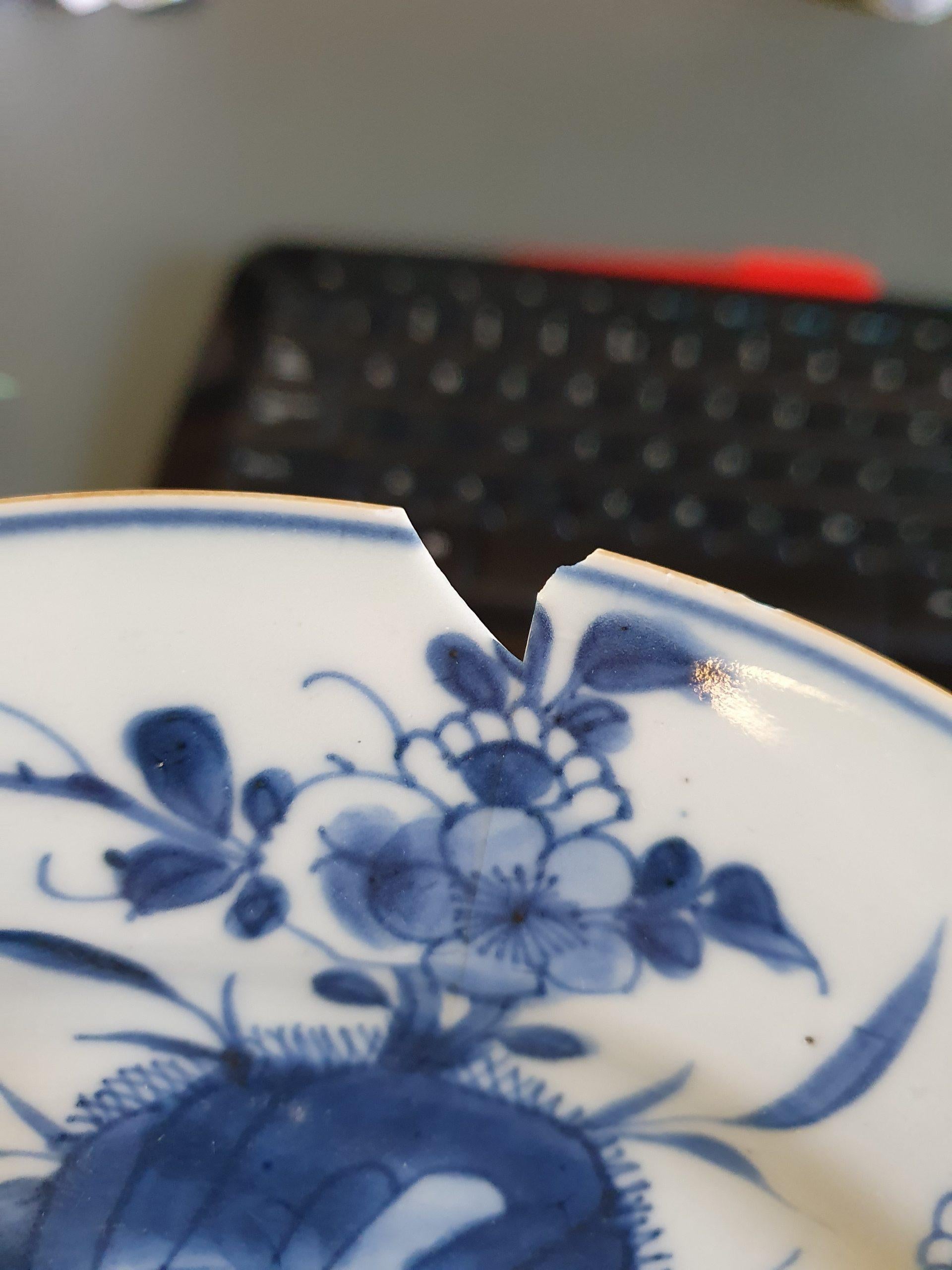 Assiette de table ancienne en porcelaine chinoise bleue et blanche de la période Kangxi du 18ème siècle en vente 3
