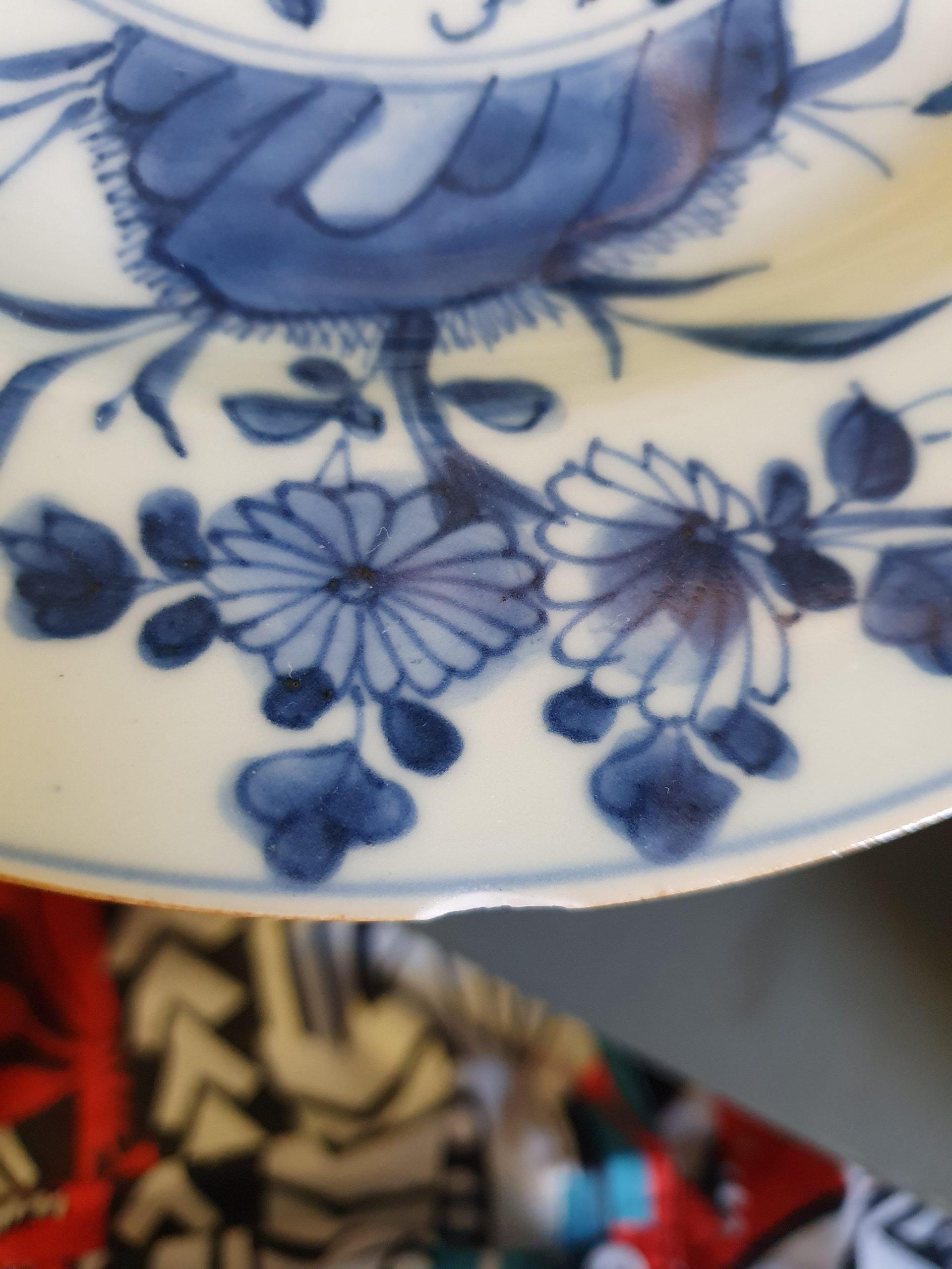 Assiette de table ancienne en porcelaine chinoise bleue et blanche de la période Kangxi du 18ème siècle en vente 4
