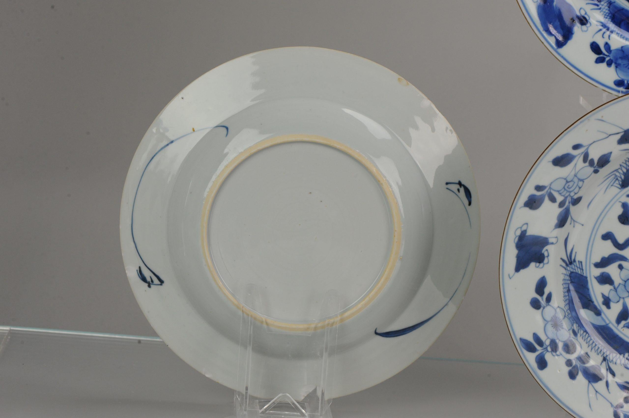 Porcelaine Assiette de table ancienne en porcelaine chinoise bleue et blanche de la période Kangxi du 18ème siècle en vente
