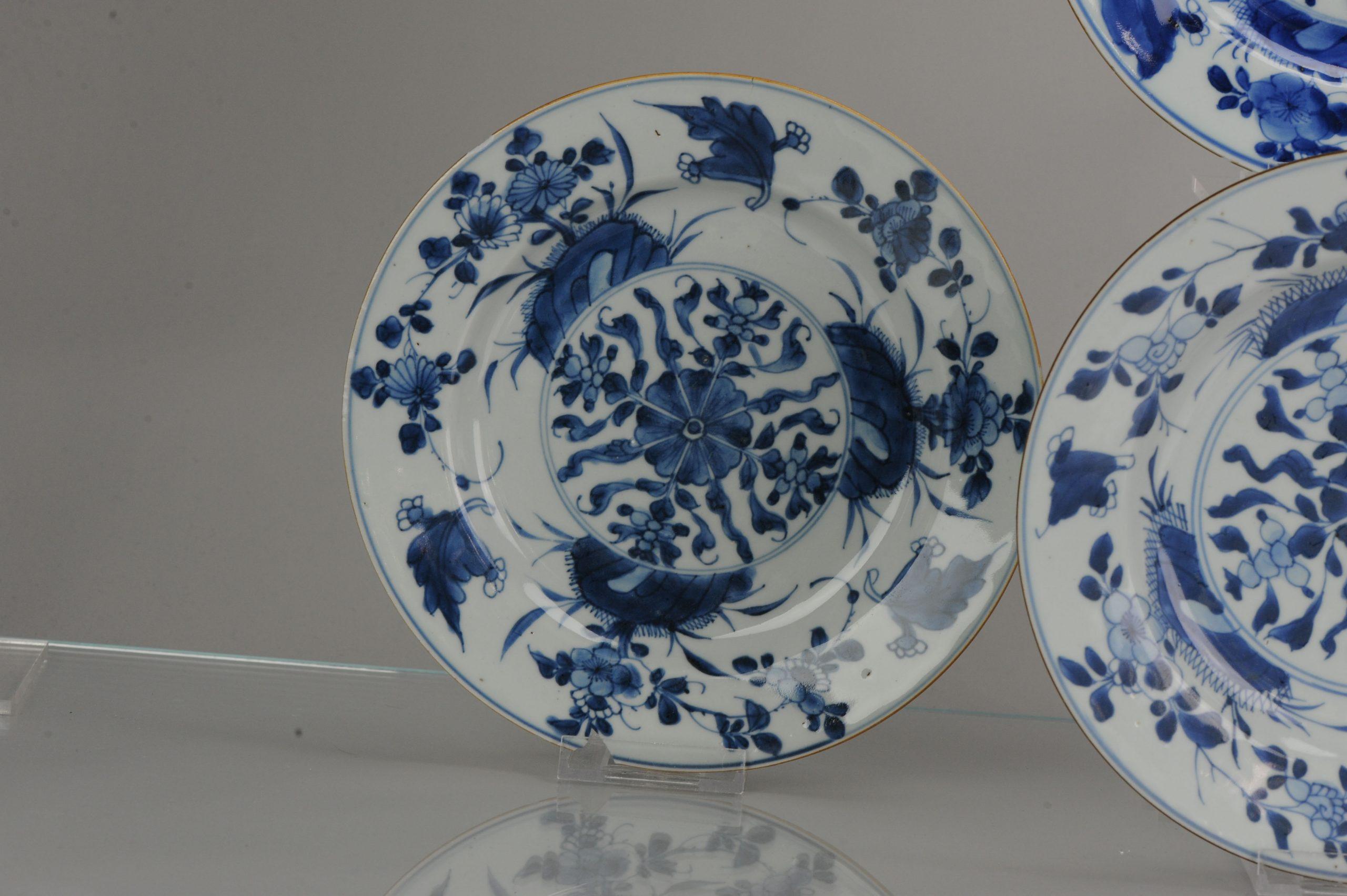 Assiette de table ancienne en porcelaine chinoise bleue et blanche de la période Kangxi du 18ème siècle en vente 1