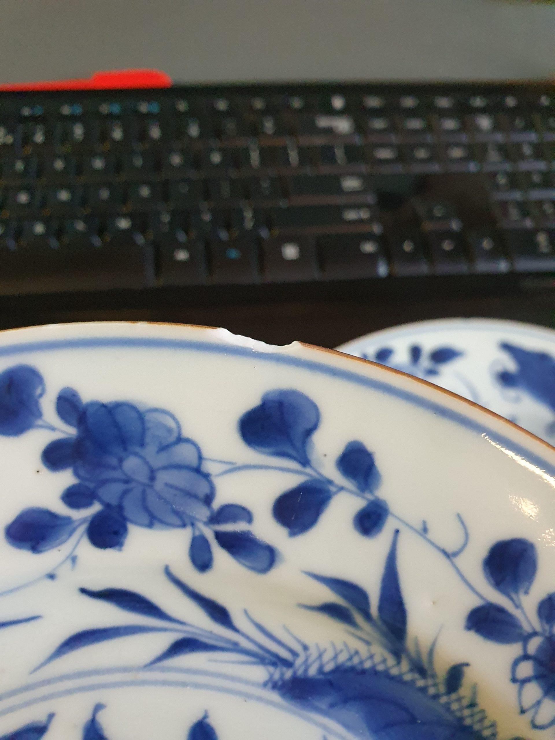 Assiette de table ancienne en porcelaine chinoise bleue et blanche de la période Kangxi du 18ème siècle en vente 2