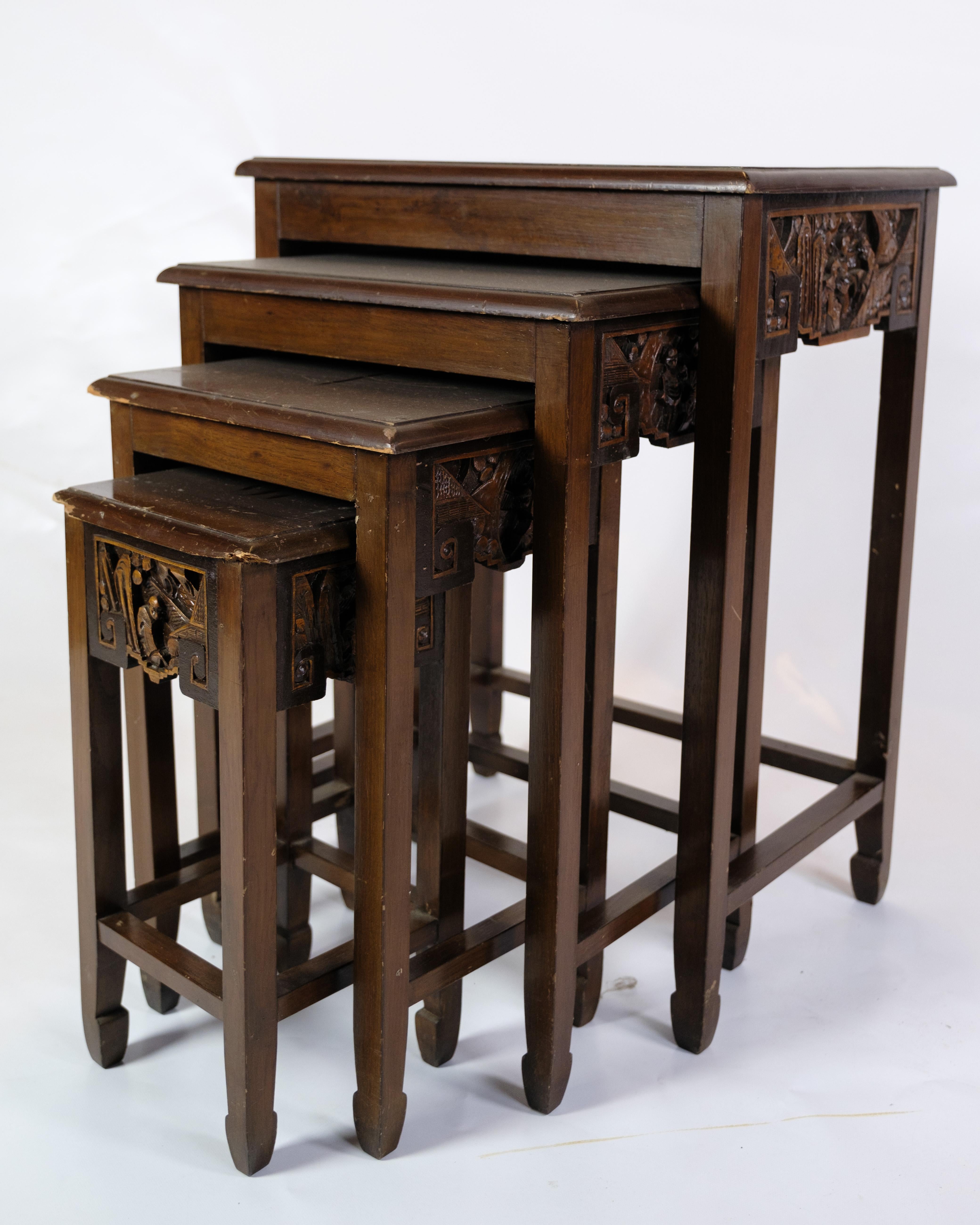 Ces quatre tables d'appoint/de chevet anciennes constituent une fascinante collection de meubles de style chinois des années 1930. Fabriquée en bois d'acajou, chaque table dégage une beauté et une élégance uniques qui enrichissent n'importe quelle