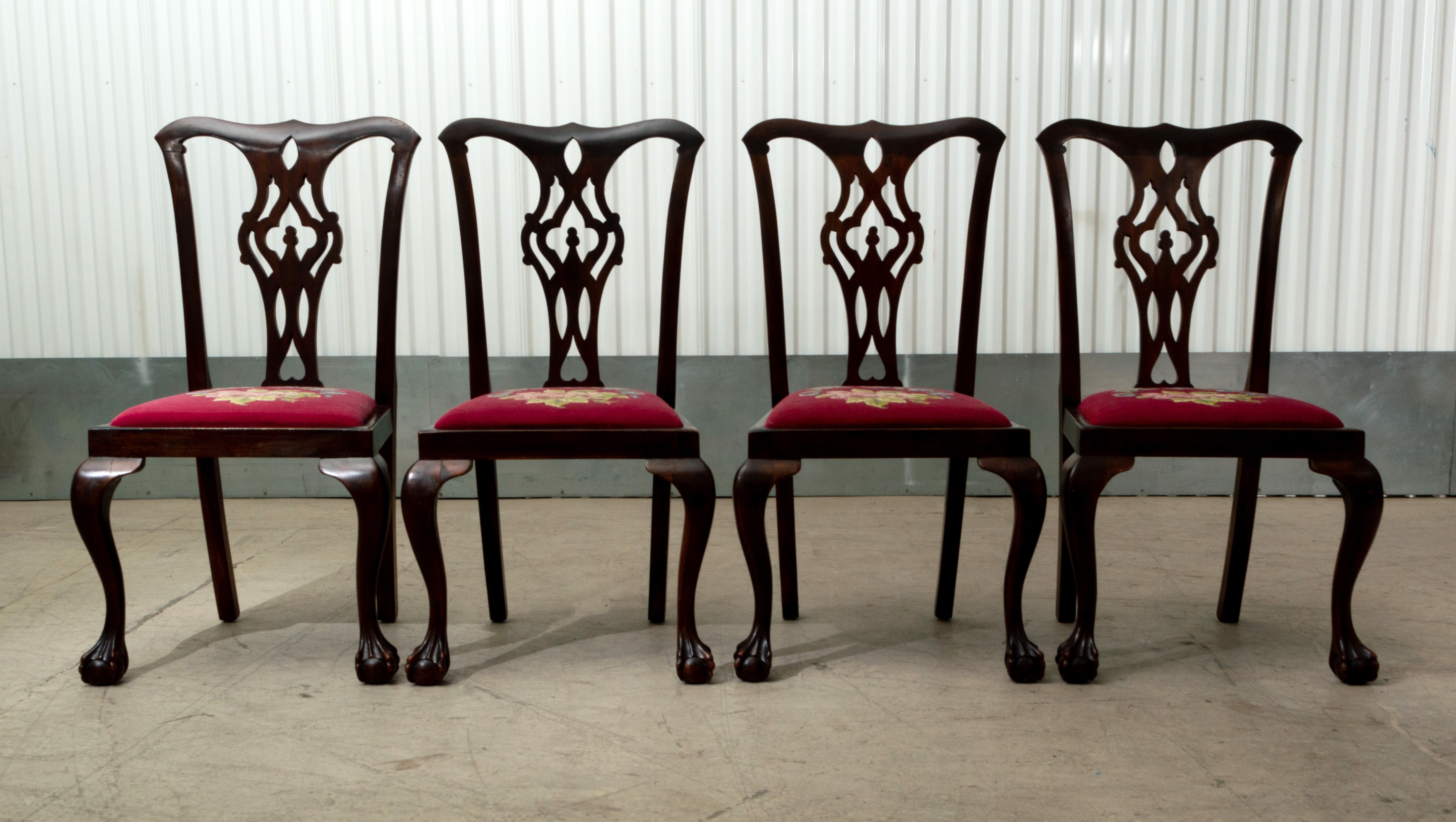 4 antike englische Mahagoni-Stühle aus dem 19. Jahrhundert im Chippendale-Stil. 
um 1890.

Ein feiner Satz von vier Chippendale-Revival-Mahagoni-Stühlen mit kunstvoll geschnitzten durchbrochenen Gitterwerk Spleißen, die jeweils auf Cabriole Beine