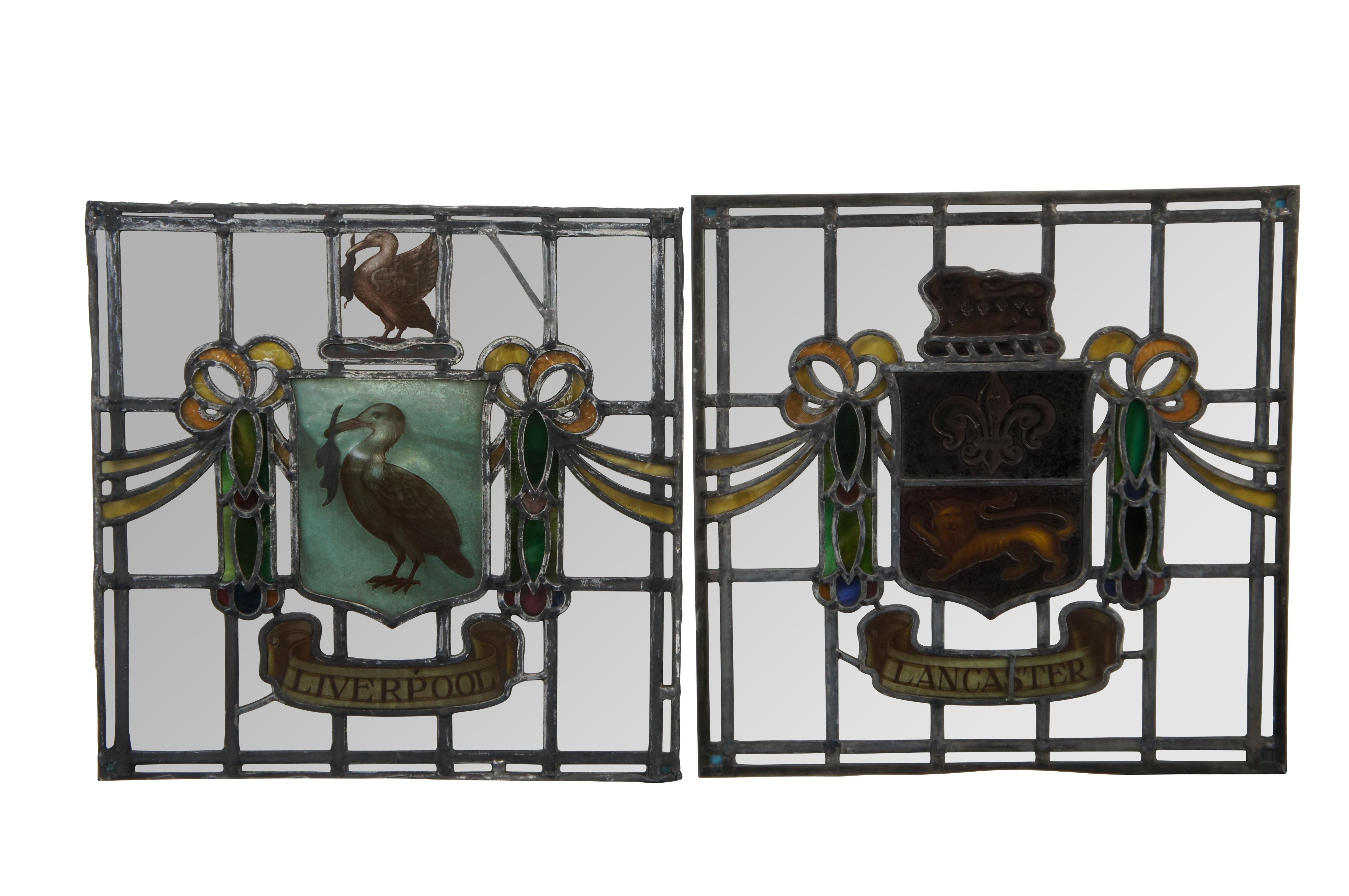 Un fascinant ensemble de 4 vitraux anglais de style victorien de la fin du 19e siècle. Ces magnifiques spécimens présentent le merveilleux héraldique du Royaume-Uni avec les boucliers et les armoiries de Blackburn, Blackpool, Liverpool et Lancaster.
