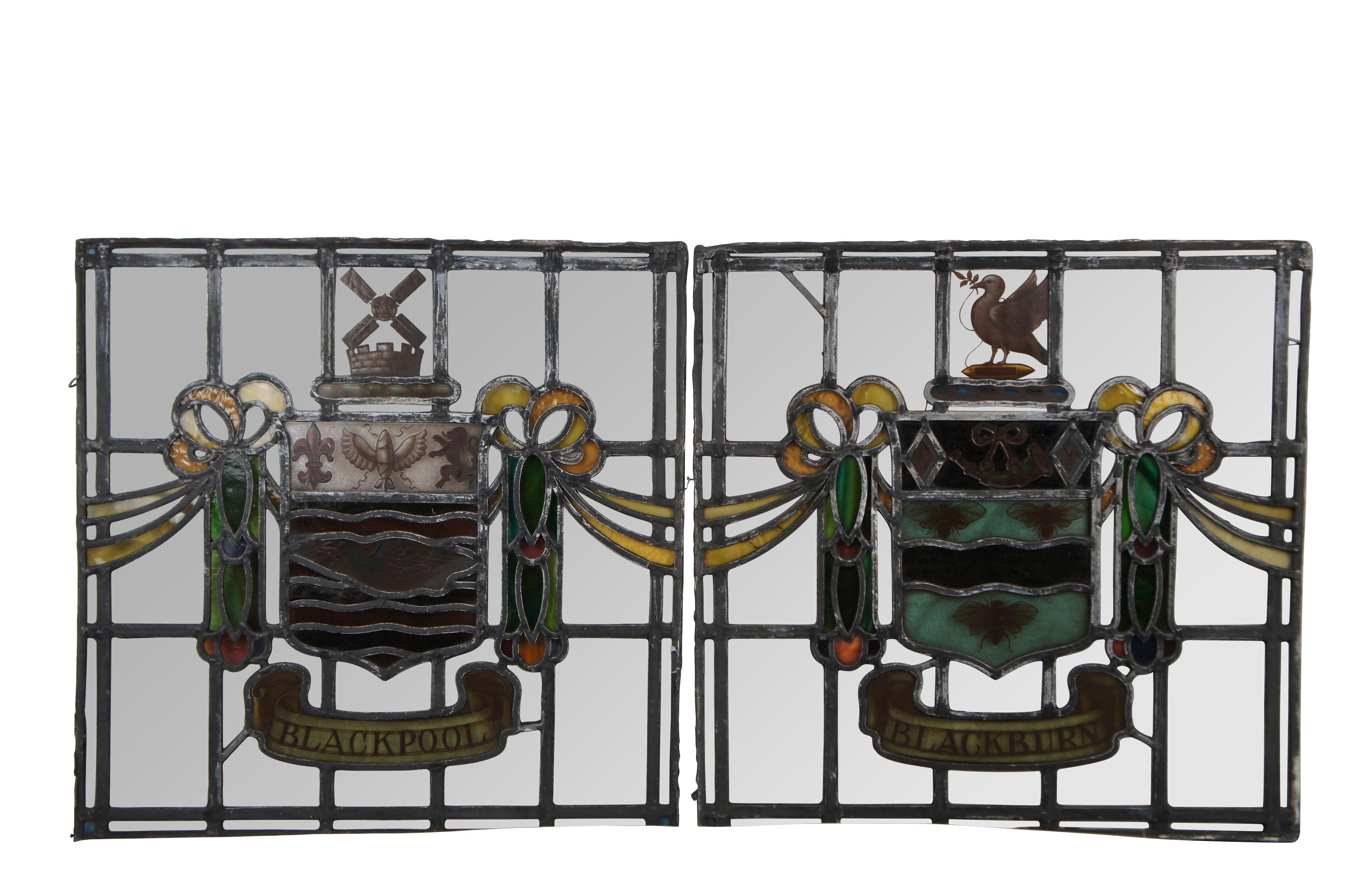 Victorien 4 anciennes fenêtres anglaises armoires héraldiques avec armoiries en verre au plomb en vente