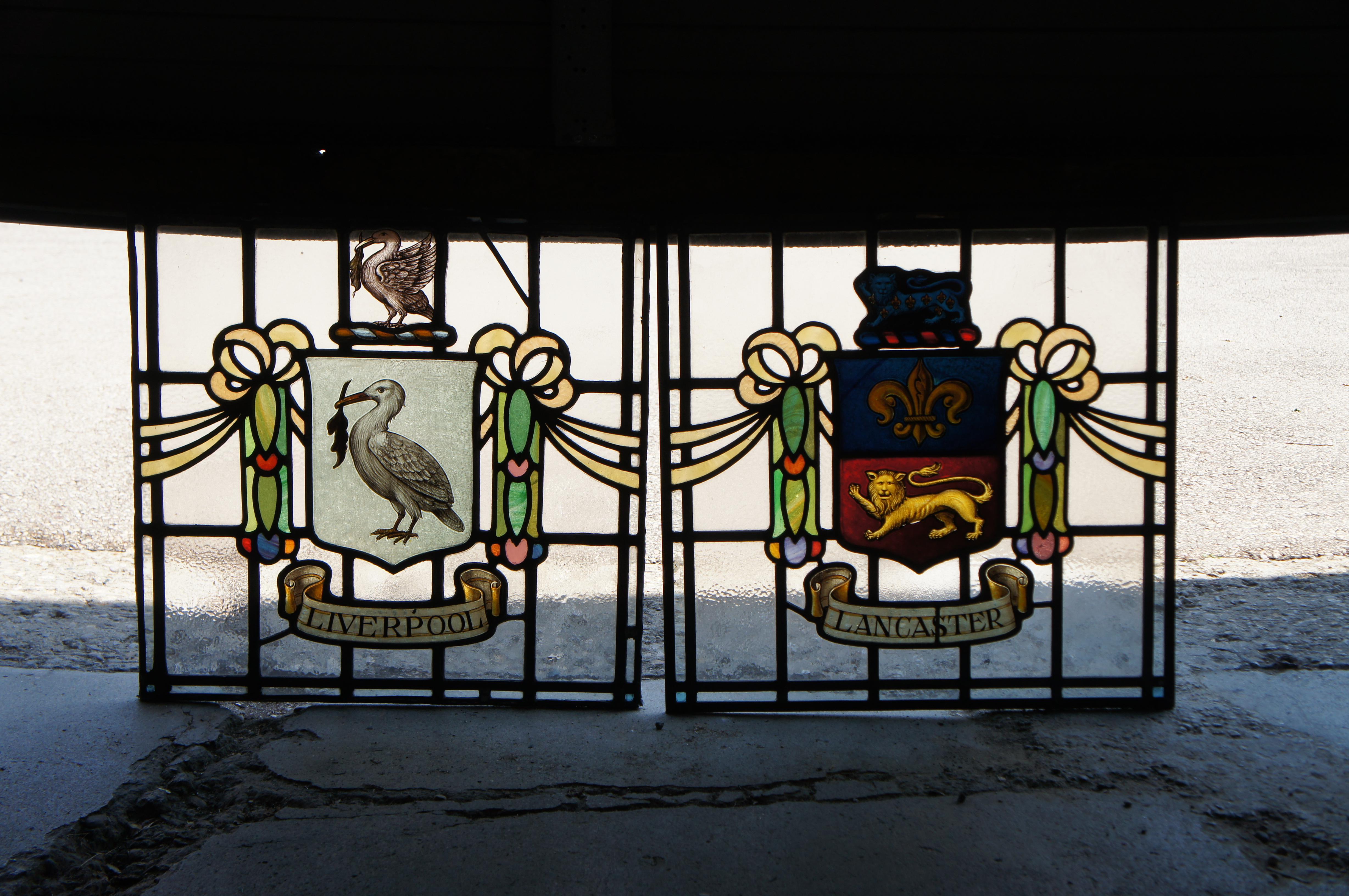 Britannique 4 anciennes fenêtres anglaises armoires héraldiques avec armoiries en verre au plomb en vente