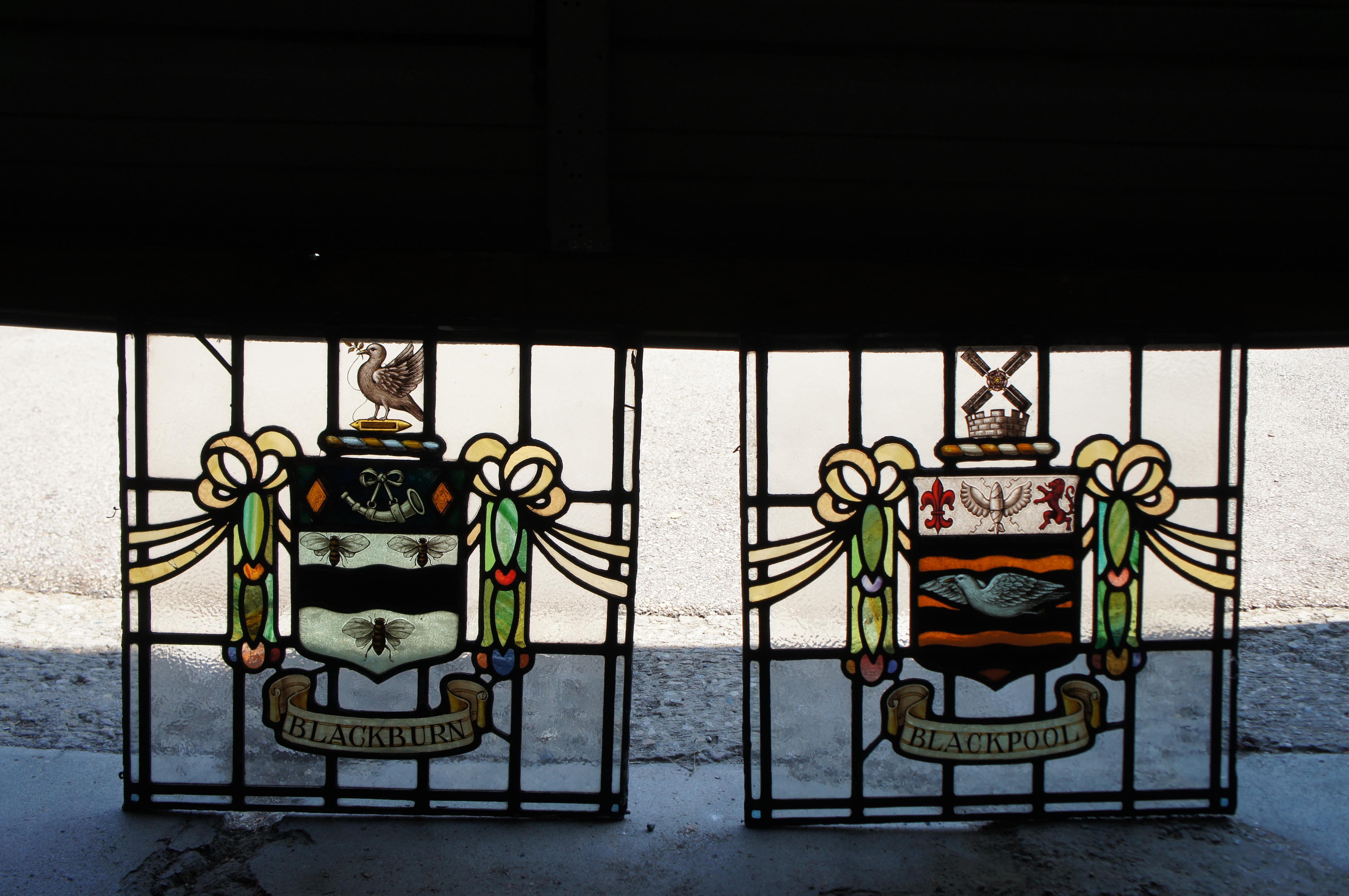 4 anciennes fenêtres anglaises armoires héraldiques avec armoiries en verre au plomb Bon état - En vente à Dayton, OH