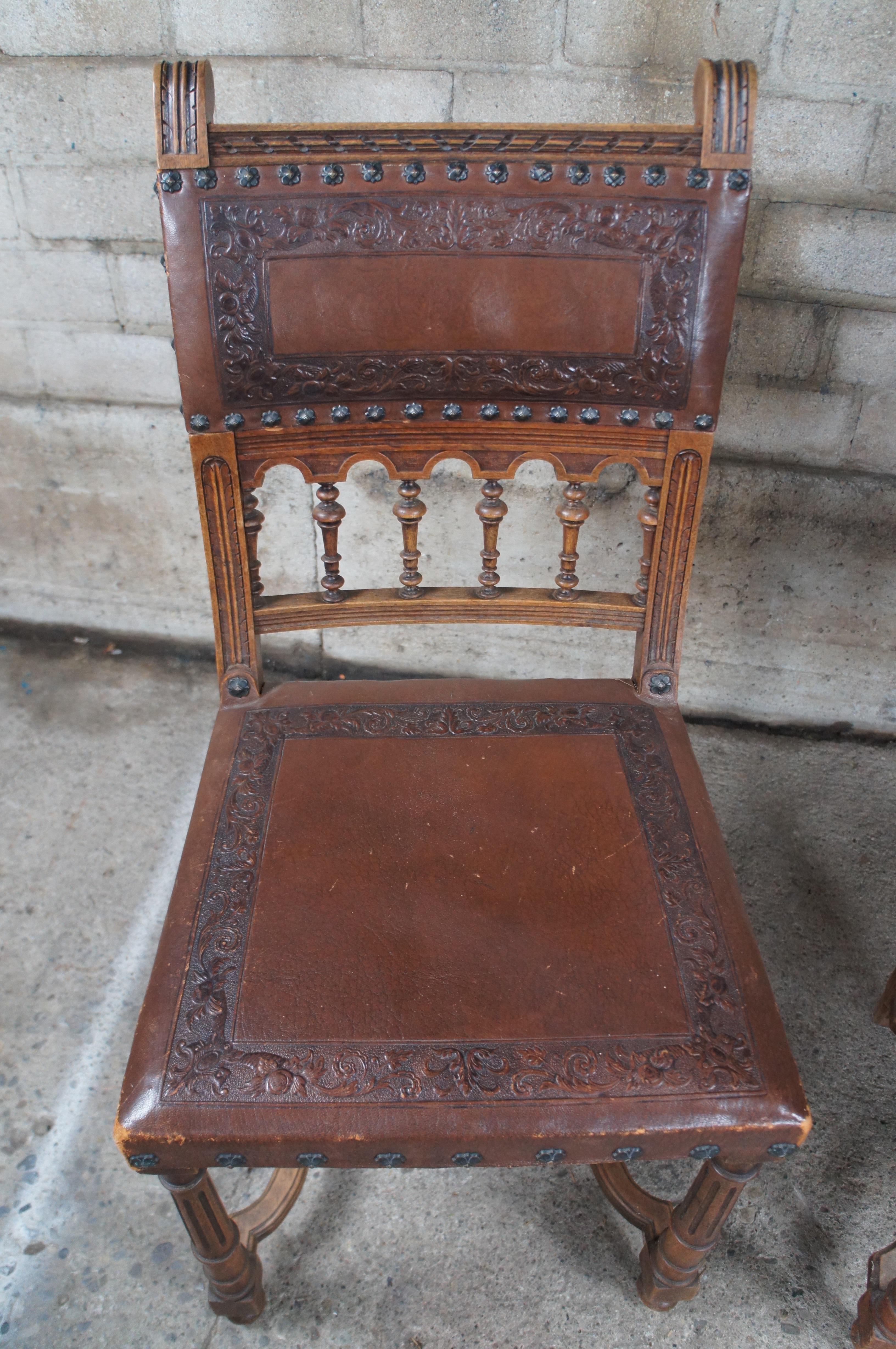 Cuir 4 chaises de salle à manger anciennes de style Henry II sculptées, tapissées de cuir ouvragé en vente