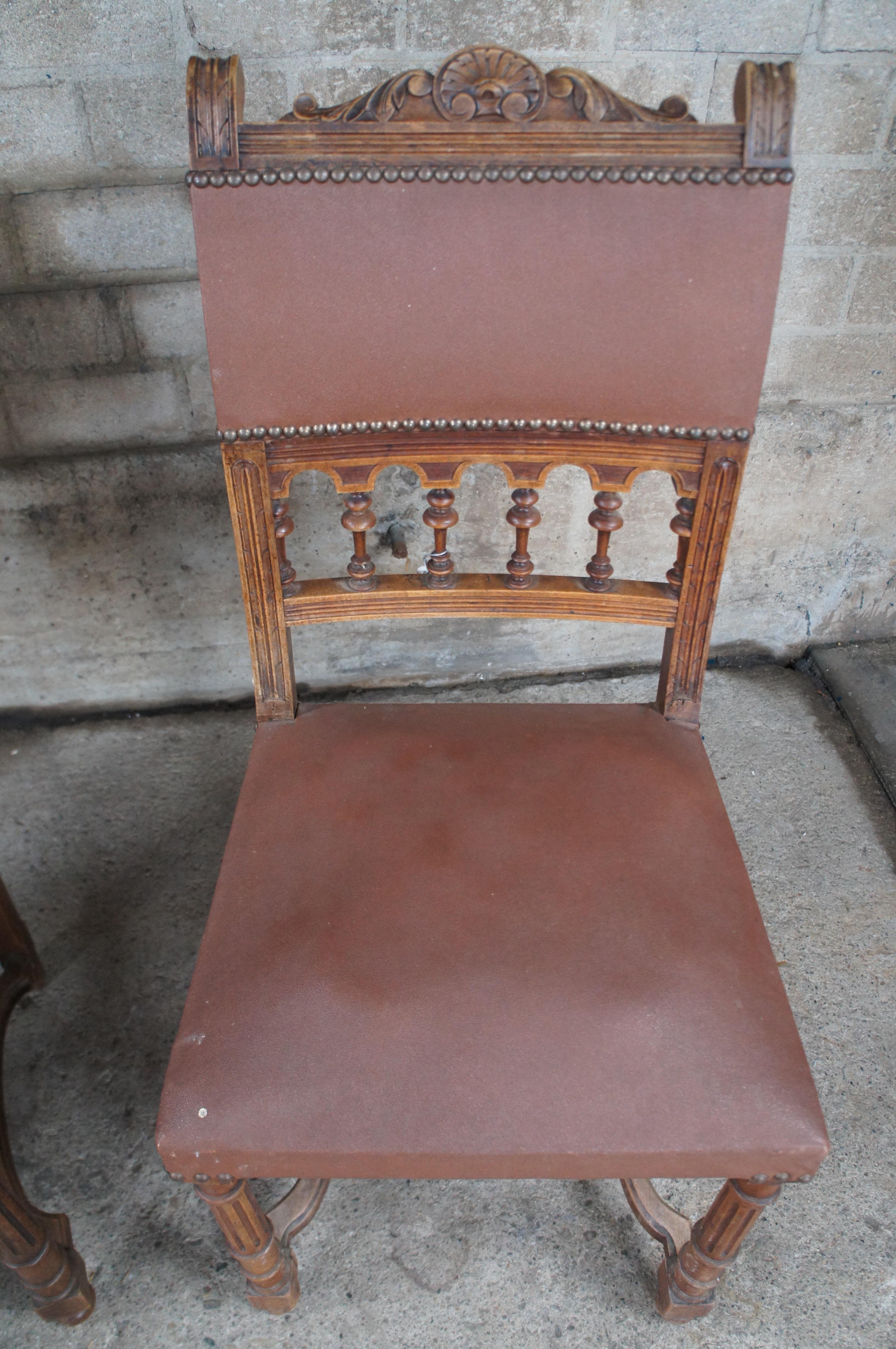 4 antiche sedie da pranzo intagliate in stile Henry II rivestite in pelle con utensili in vendita 1