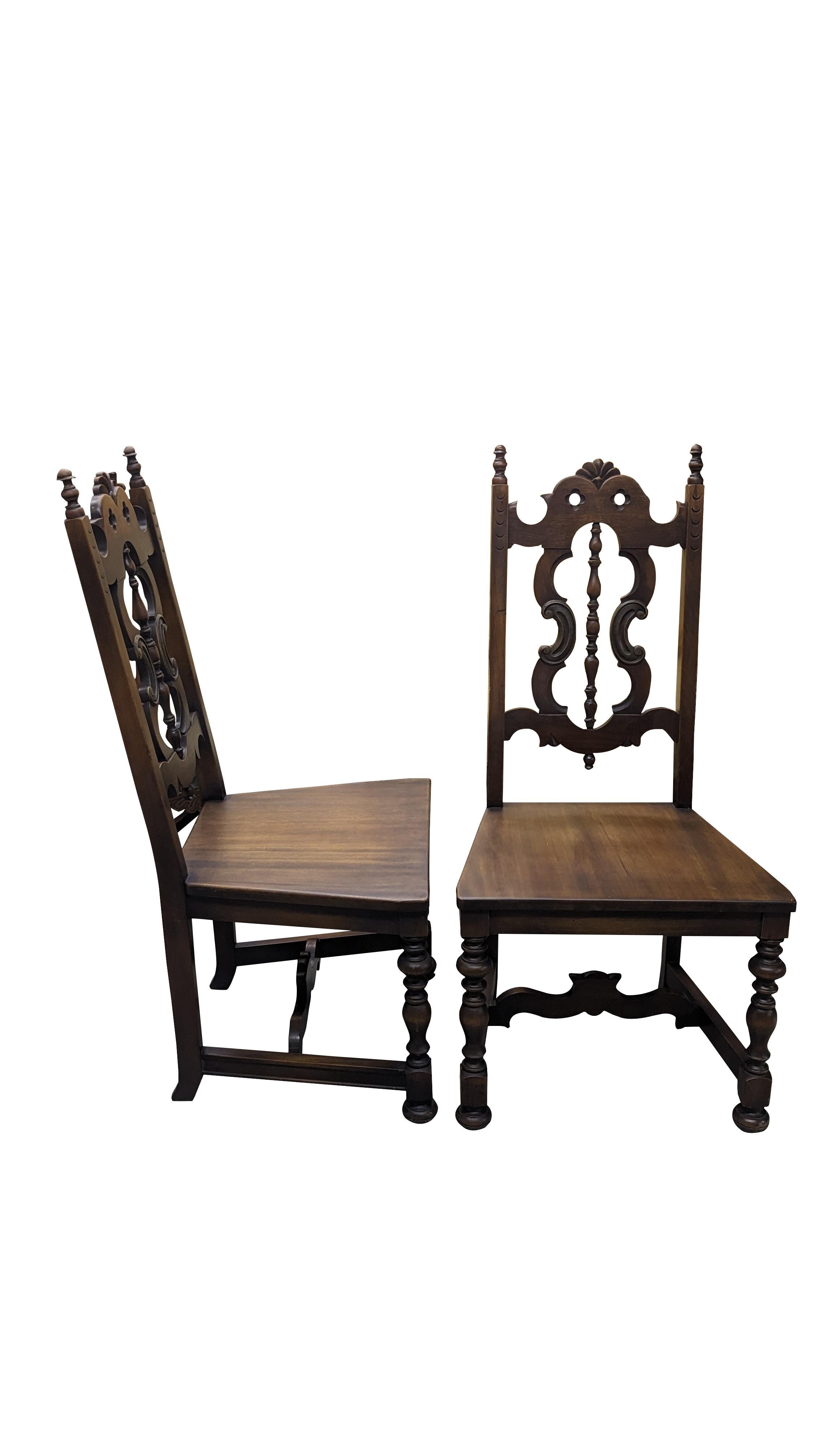 Ensemble de 4 chaises de salle à manger antiques Life Time Furniture Jacobean / Spanish Revival.  Fabriquée en noyer, elle présente un style jacobéen avec des supports tournés, un dos percé, des accents serpentins et des épis de faîtage.

À la fin