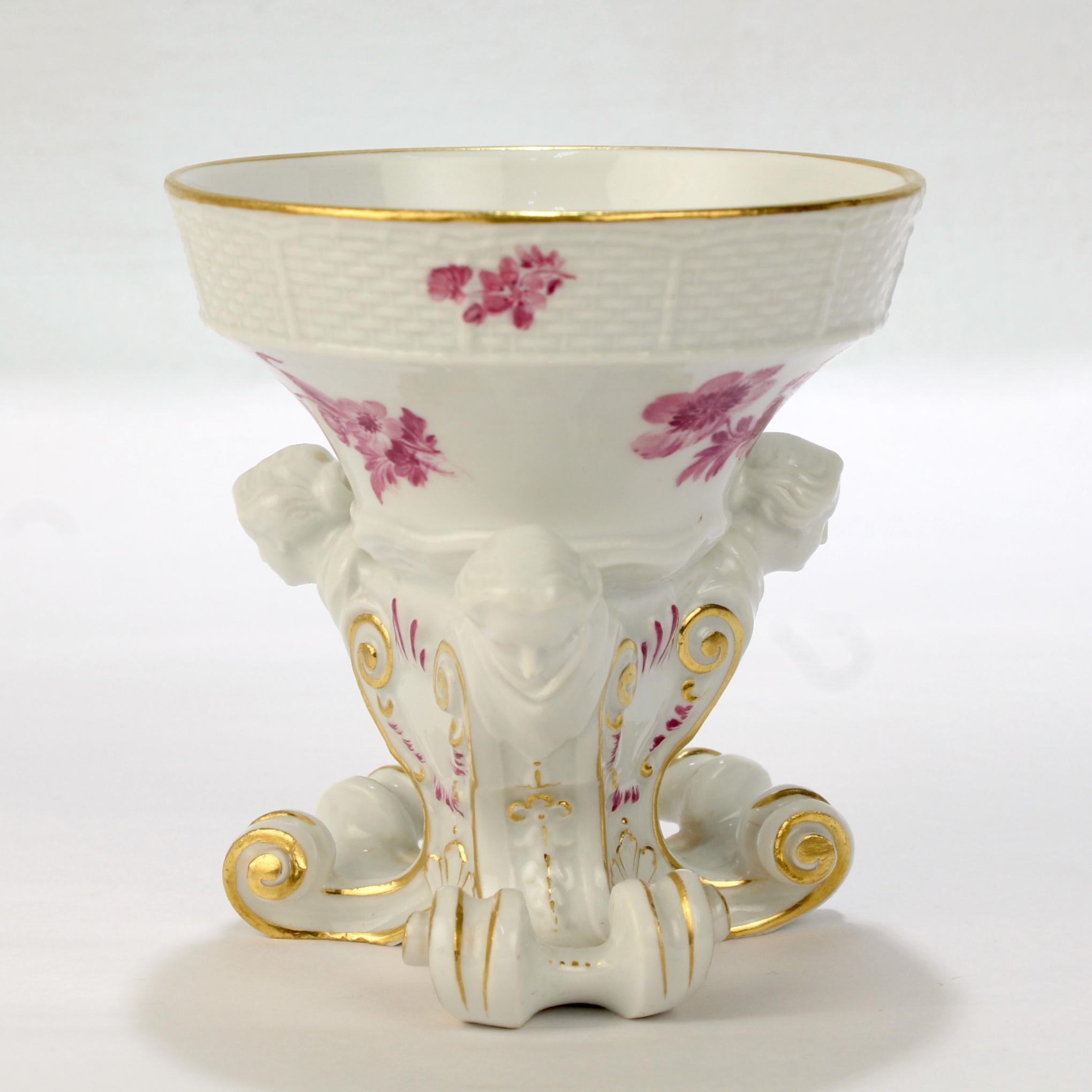 4 Saleros Frauenkopf antiguos de porcelana de Meissen con pie y flores de color puce en venta 6