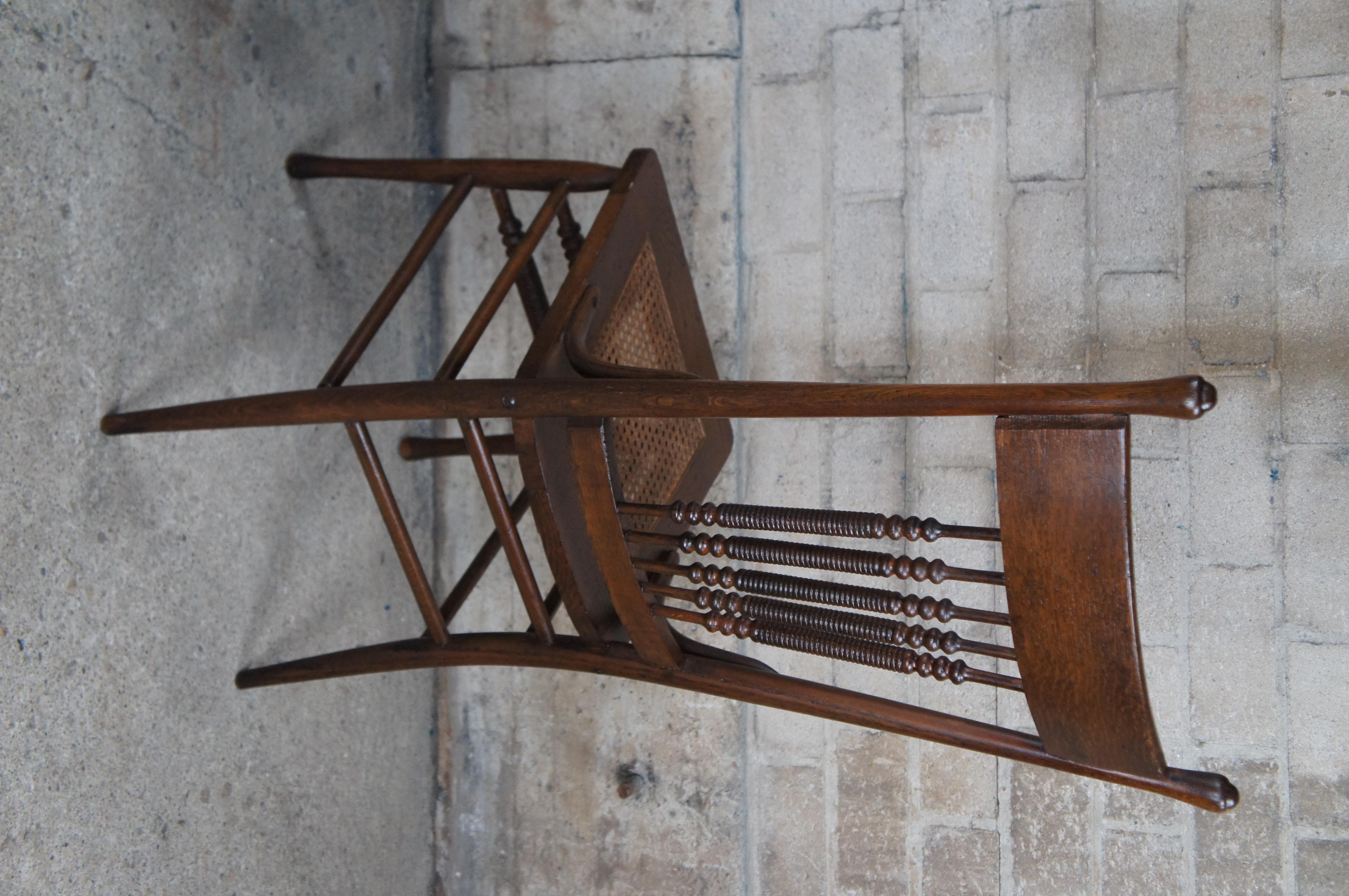 4 Antike Eiche Presse zurück geschnitzt Esszimmerstühle Cane Seat Spindled im Angebot 3