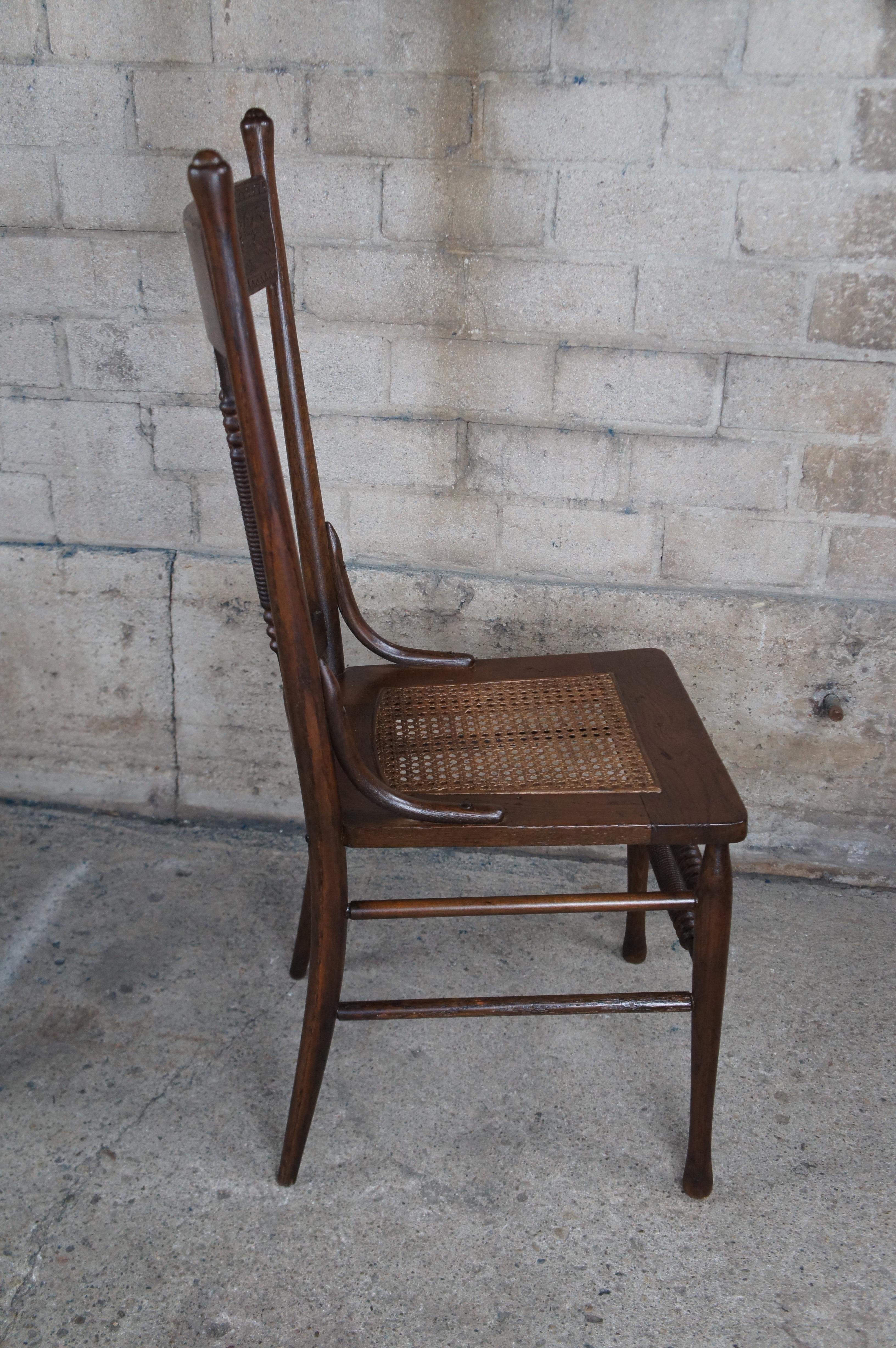 4 Sedie da pranzo intagliate con schienale a pressione in Oak Oak, con sedile a doga e con gambe a spillo in vendita 5