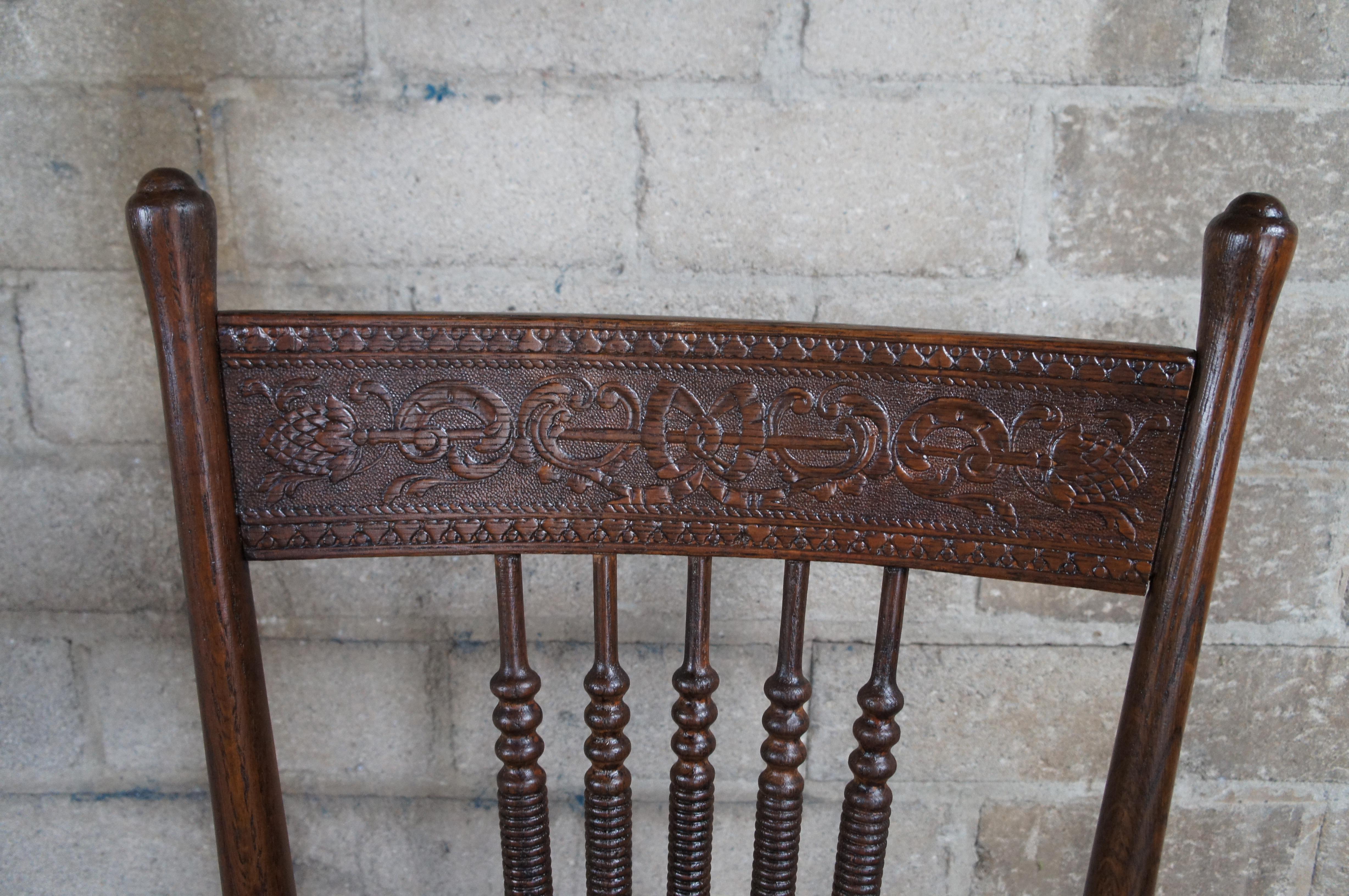 4 Antike Eiche Presse zurück geschnitzt Esszimmerstühle Cane Seat Spindled (amerikanisch) im Angebot