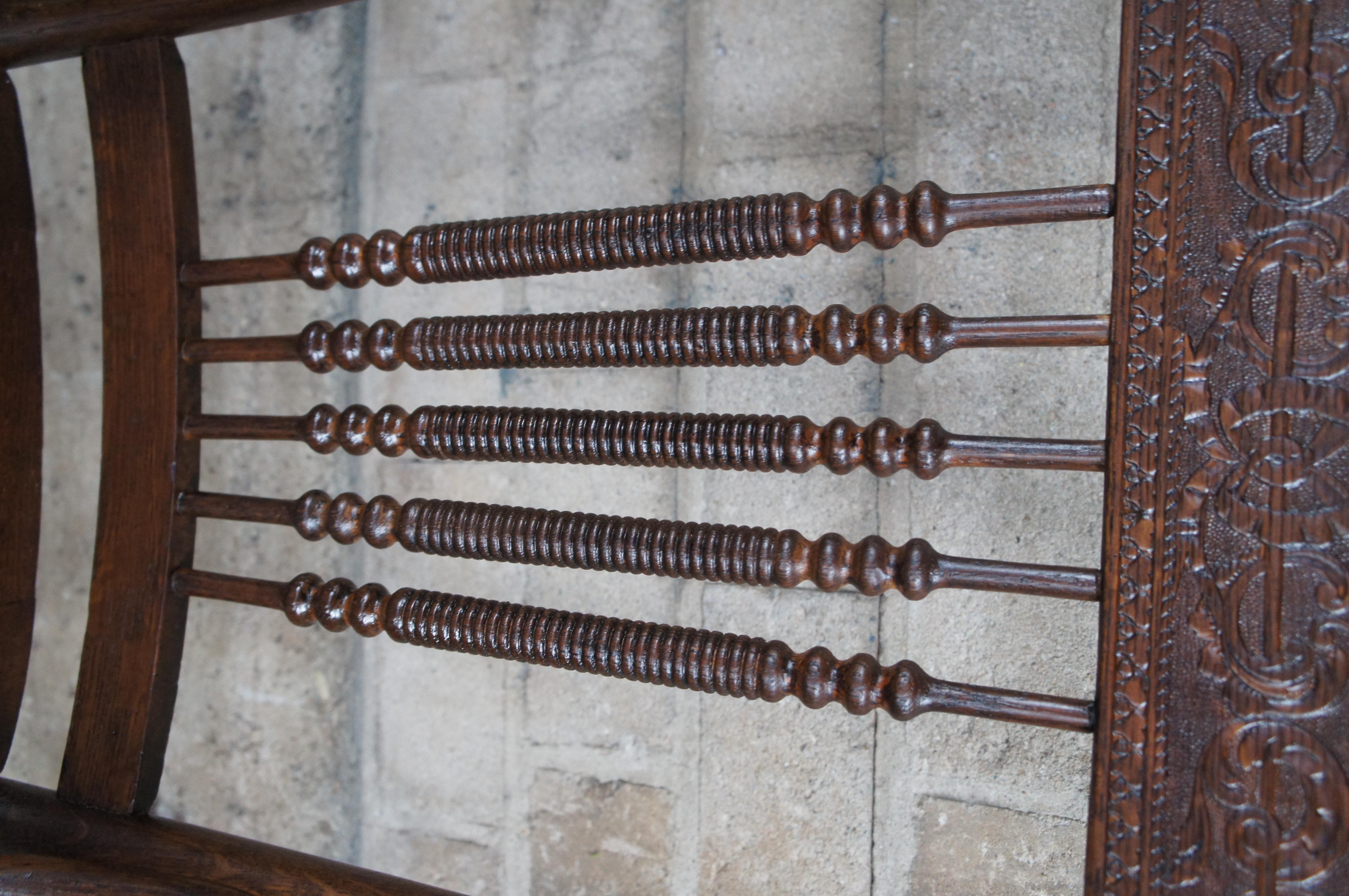 4 Antike Eiche Presse zurück geschnitzt Esszimmerstühle Cane Seat Spindled (20. Jahrhundert) im Angebot