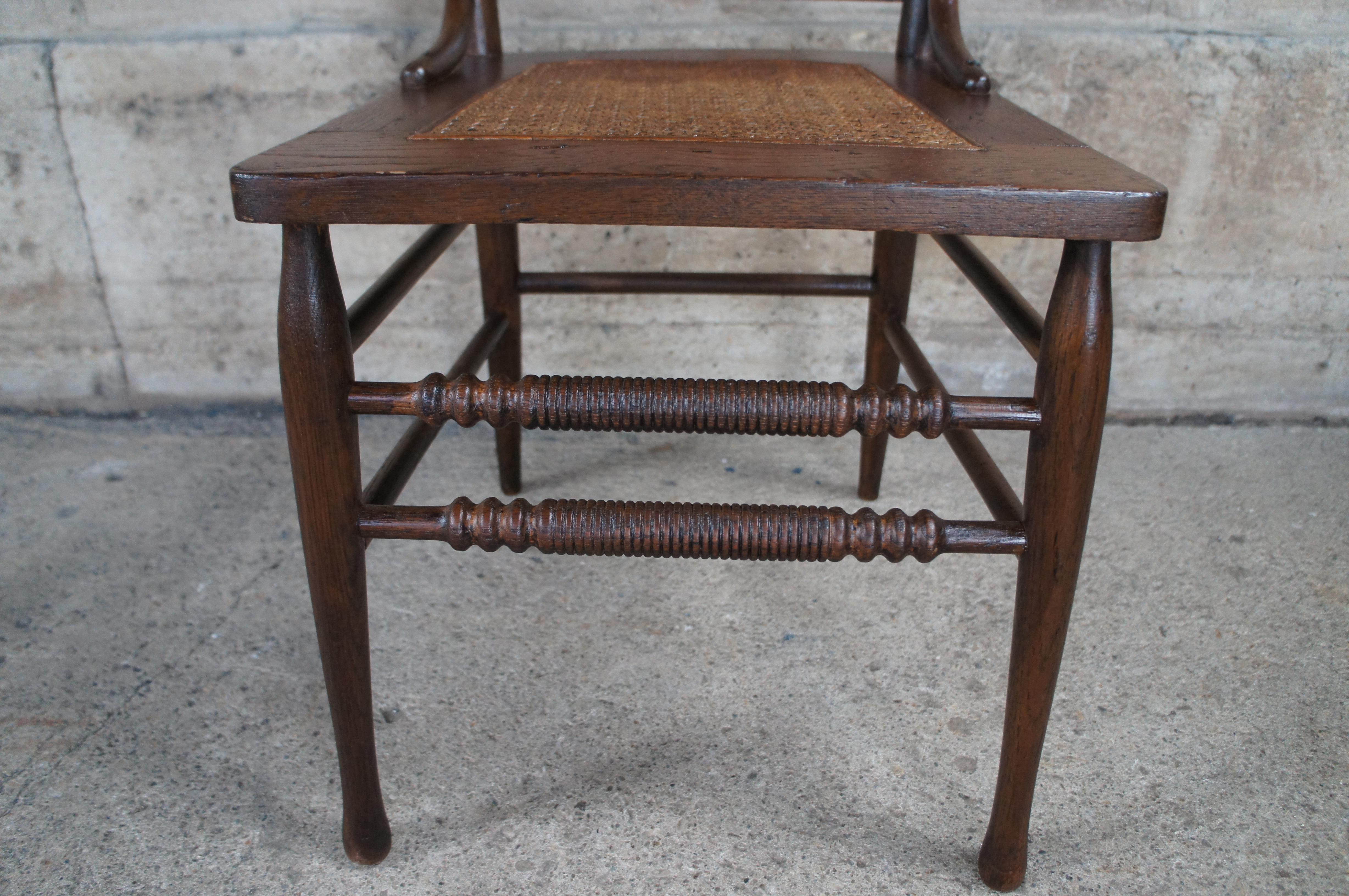 4 Antike Eiche Presse zurück geschnitzt Esszimmerstühle Cane Seat Spindled im Angebot 1