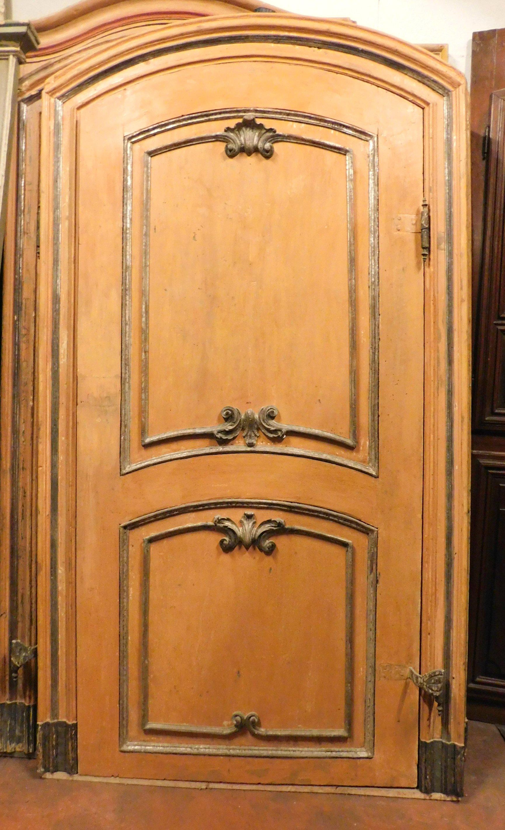 4 Ancient lacquered solid wood doors with orange background and silver moldings, produced in batch for an entire ancient residence of the late 1600s in Italy (Piedmont).
Of great value and scenic effect, difficult to find in this quantity and