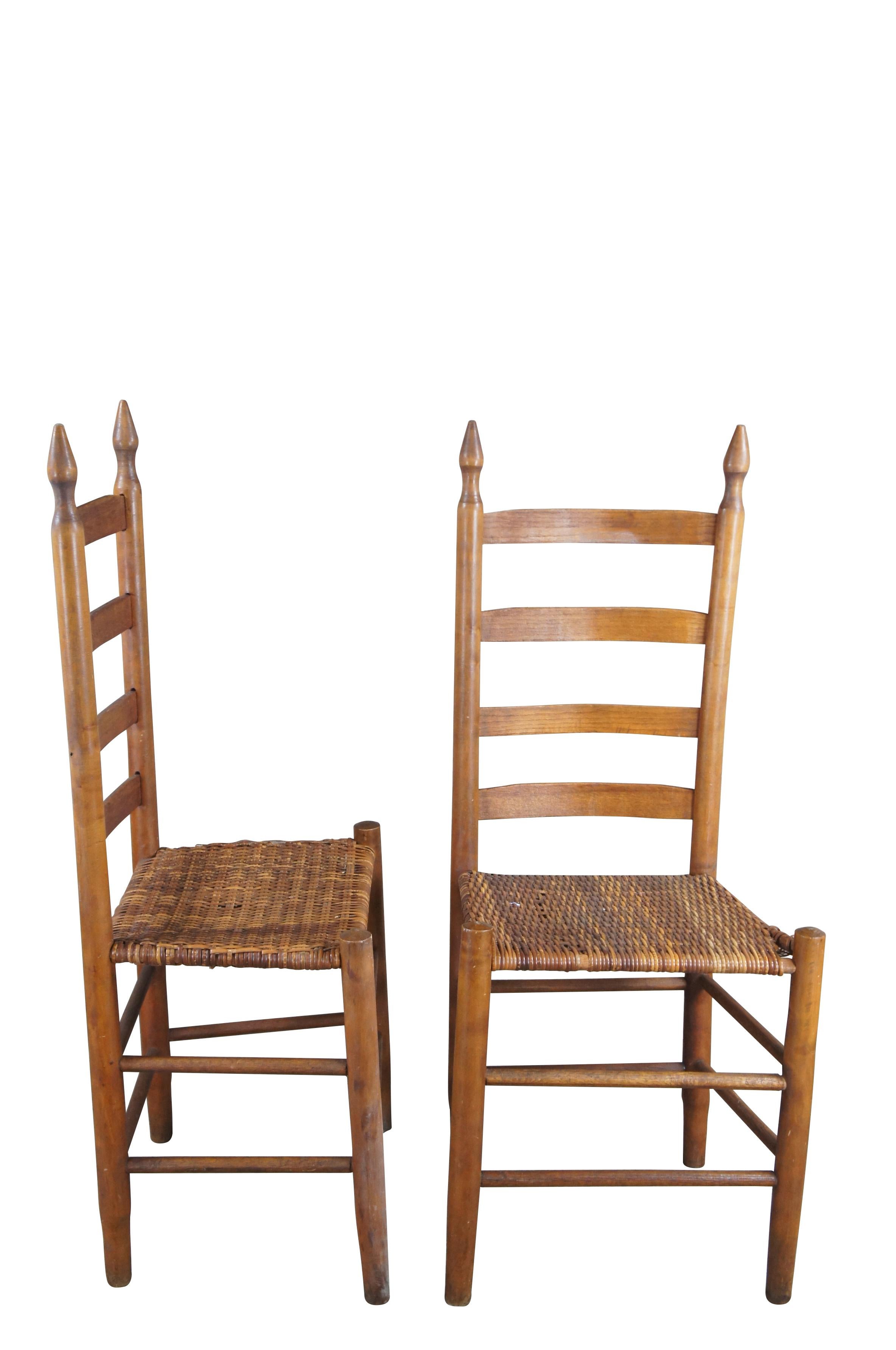 4 amerikanische Shaker-Esszimmerstühle mit Leiterrücken und Sitzen aus Rattan/Geflecht.  Wunderschönes Design mit einzigartigen kegelförmigen Endstücken.  

Abmessungen:
19,5