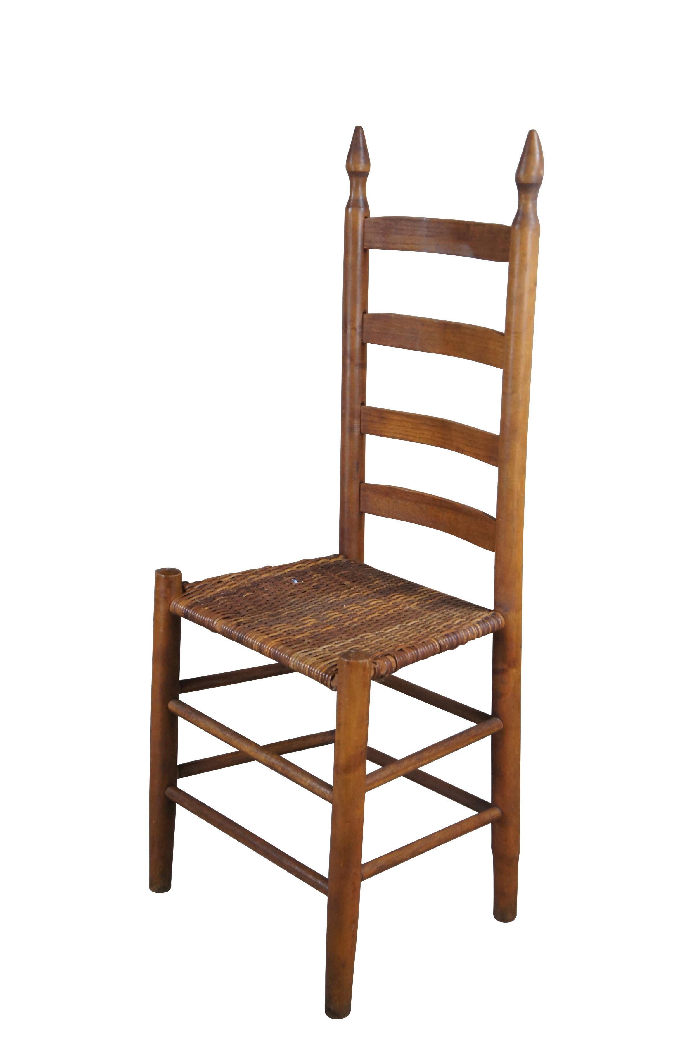 4 antike primitive Shaker-Esszimmerstühle aus Eiche im Bauernhausstil mit Leiterrückenlehne aus Rattan im Zustand „Gut“ im Angebot in Dayton, OH