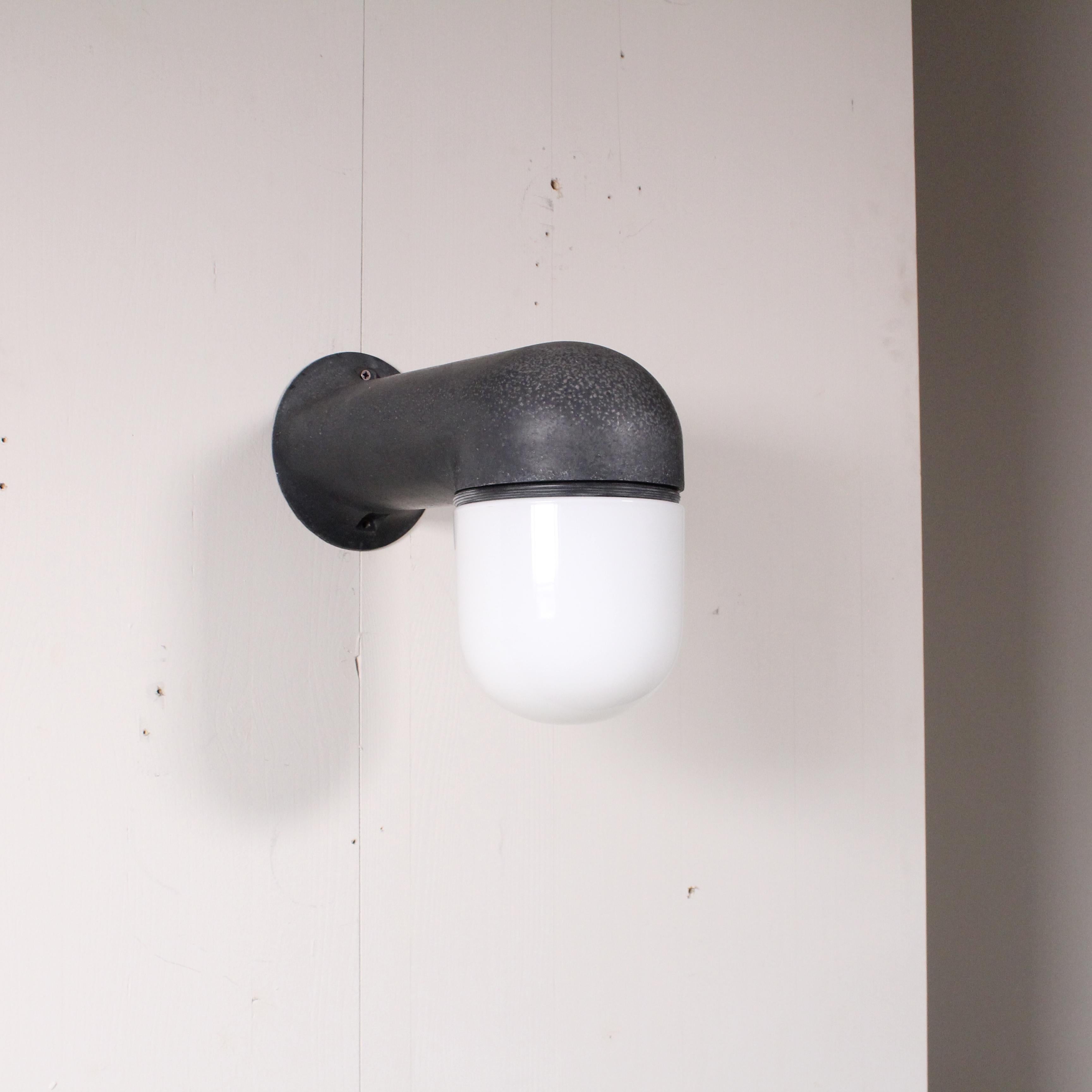 Inspirada en la forma de las farolas de exterior, esta lámpara de pared encarna la esencia del diseño italiano más experimental. Con su silueta sinuosa y refinada, Catalina de Sergio Mazza se integra armoniosamente en cualquier ambiente interior o