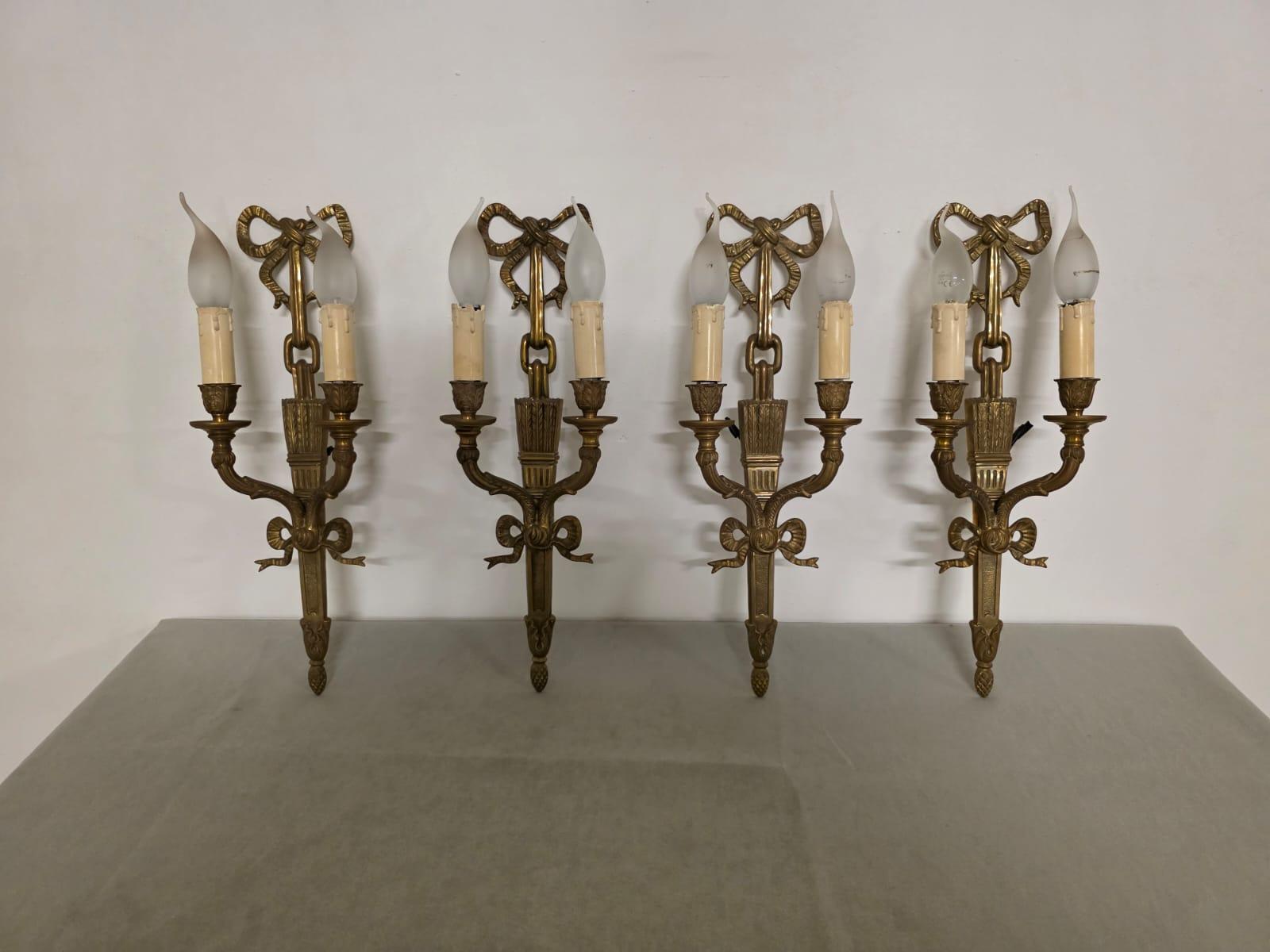 Set di 4 applique in stile Luigi XVI

Quattro raffinate applique in bronzo dorato.

Provenienza francese prima meta del 900'.

Questi eleganti lumi presentano due luci.

Stile classico e romantico abbellite con doppio nodo d'amore.

Ideale per dara