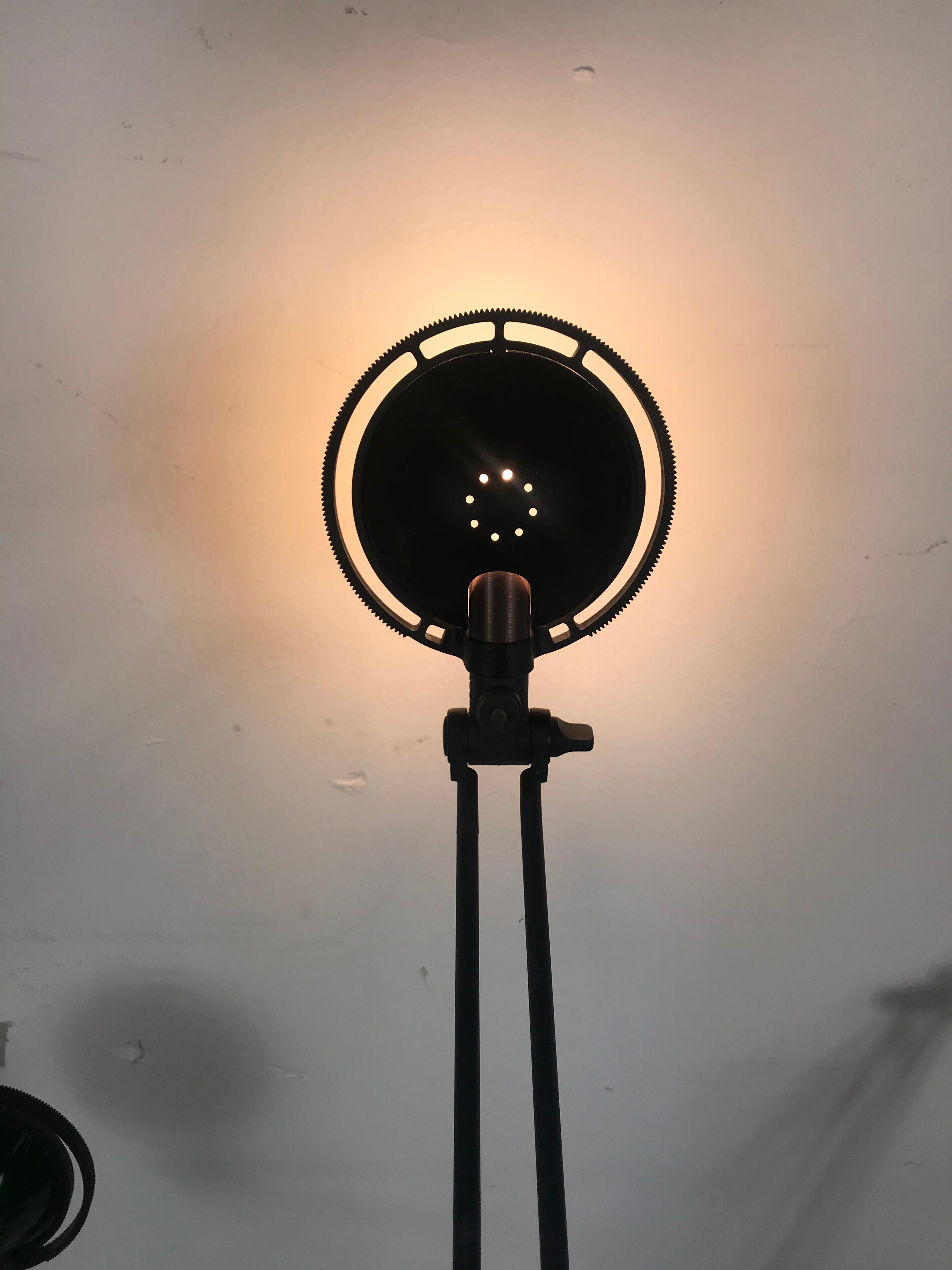 Una meraviglia del design, questa lampada da tavolo ha vinto il Compasso d'oro 1987 in Italia. Uno dei classici assoluti nell'ambito dell'illuminazione da tavolo, per la lettura e per le attività, è stato progettato da Paolo Rizzatto & Alberto Meda