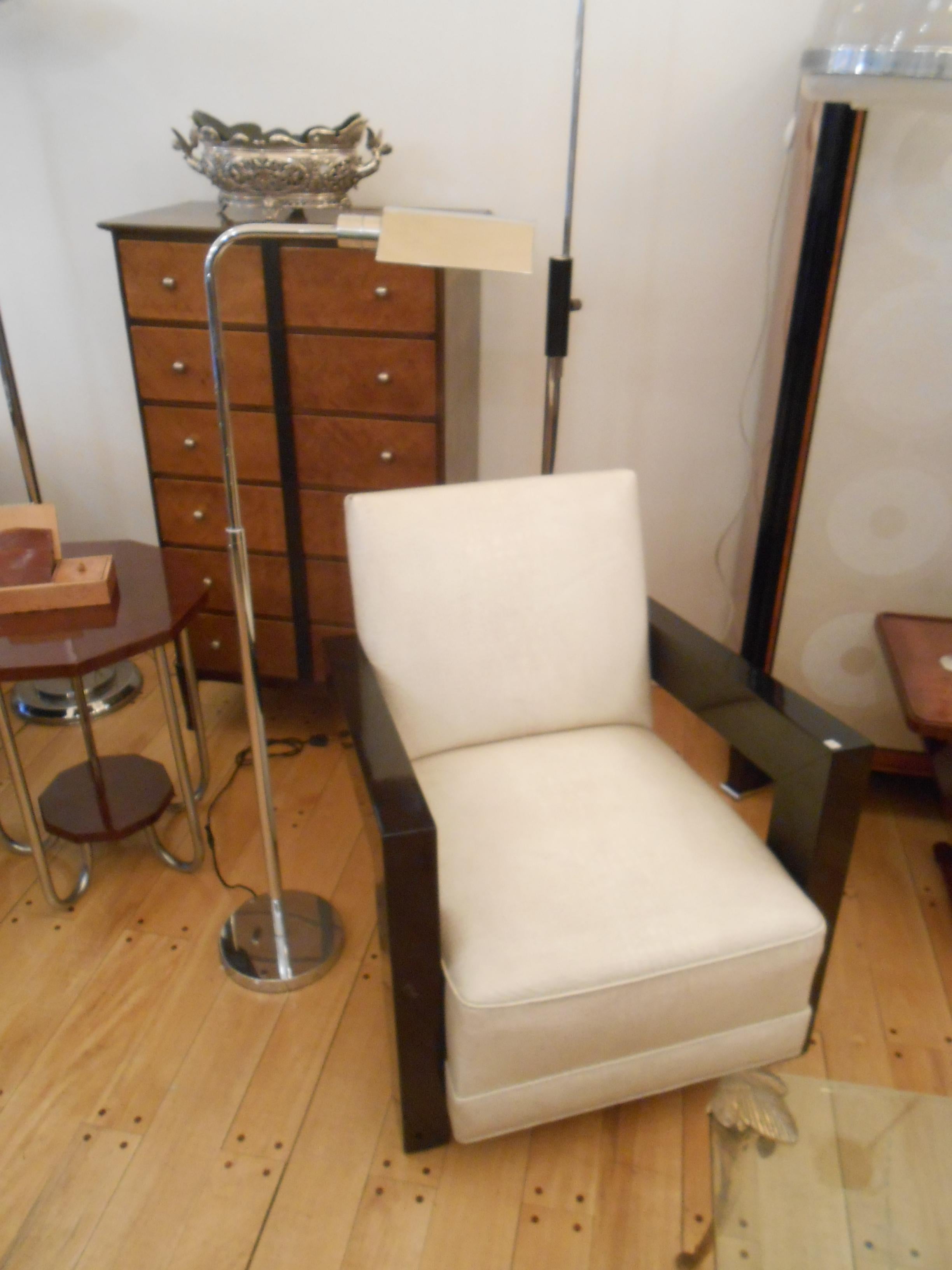 2 Art Deco armchairs in leather and wood

Year 1935
Materials : Wood and leather
They were reupholstered 10 years ago
Elegant and sophisticated armchairs.
You want to live in the golden years, these are the armchairs your project needs.
We have