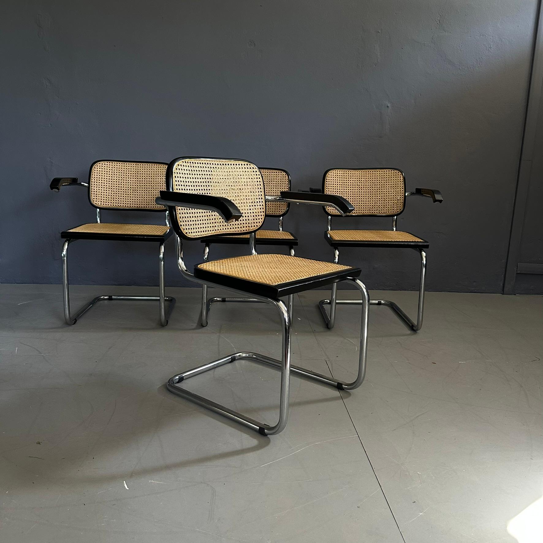 Set di 4 poltrone realizzate imitando il modello Cesca di Marcel Breuer.
Il sedile in paglia di Vienna è stato completamente sostituito.
I braccioli sono in legno verniciato nero con struttura in acciaio.