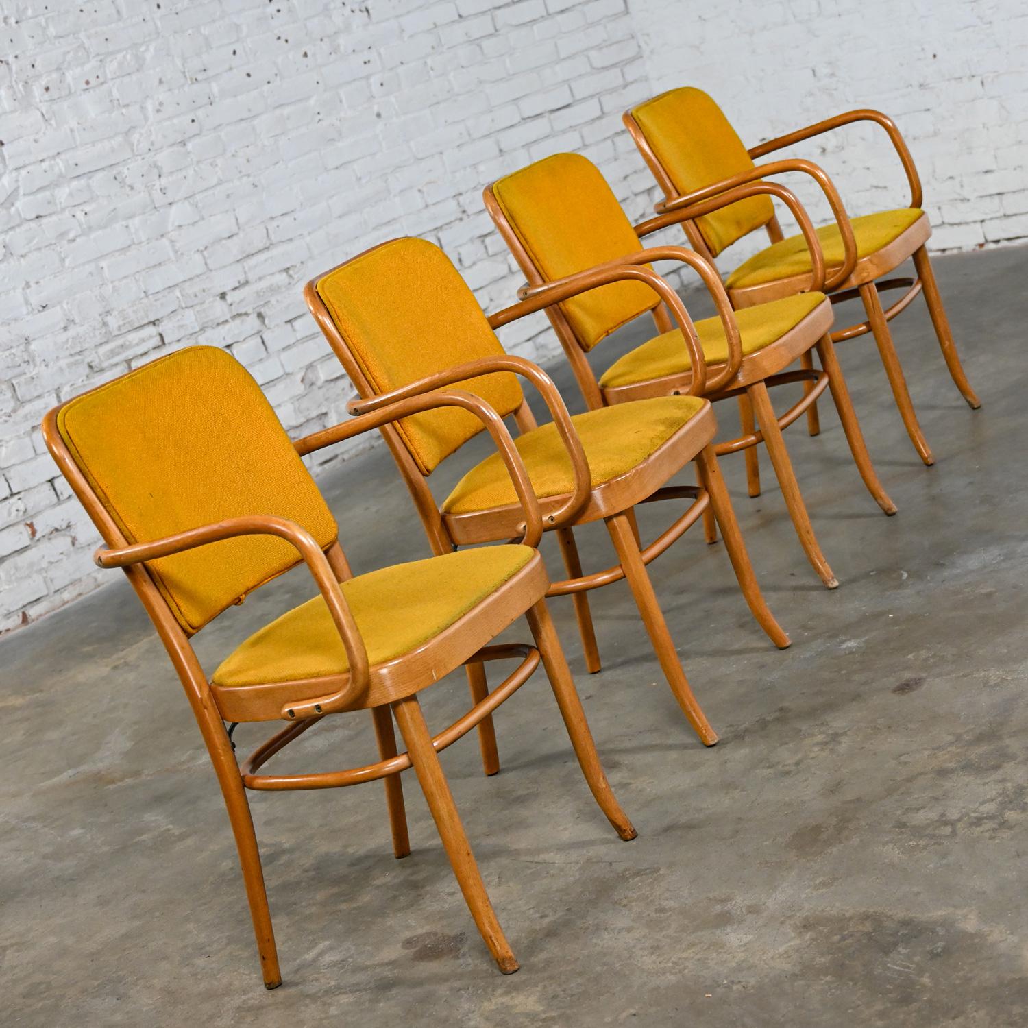 Macédonien 4 chaises de salle à manger Bauhaus en hêtre courbé J Hoffman Prague 811 style Thonet en vente
