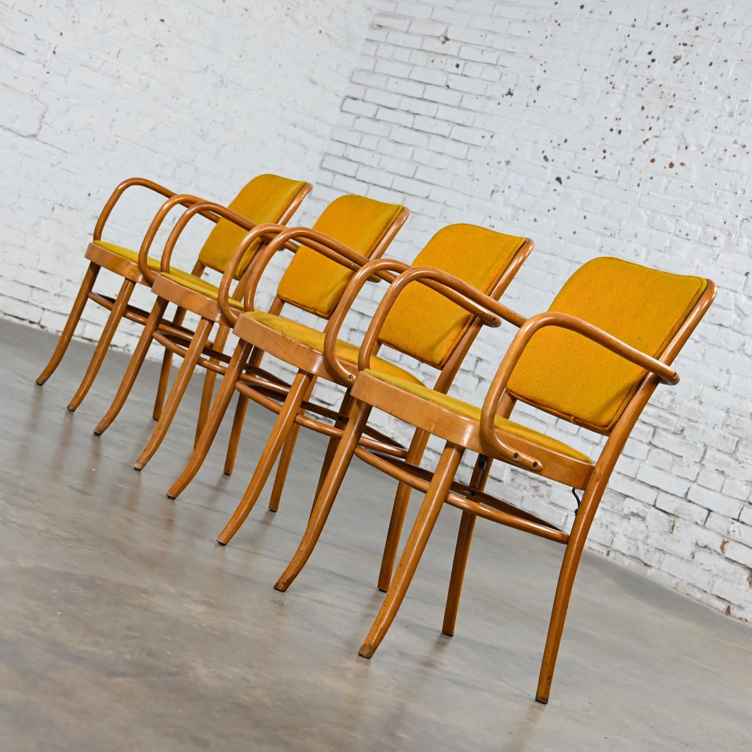 4 gebogene Bauhaus-Esszimmerstühle aus Buche und Bugholz J Hoffman Prag 811 im Stil Thonet (Stoff) im Angebot