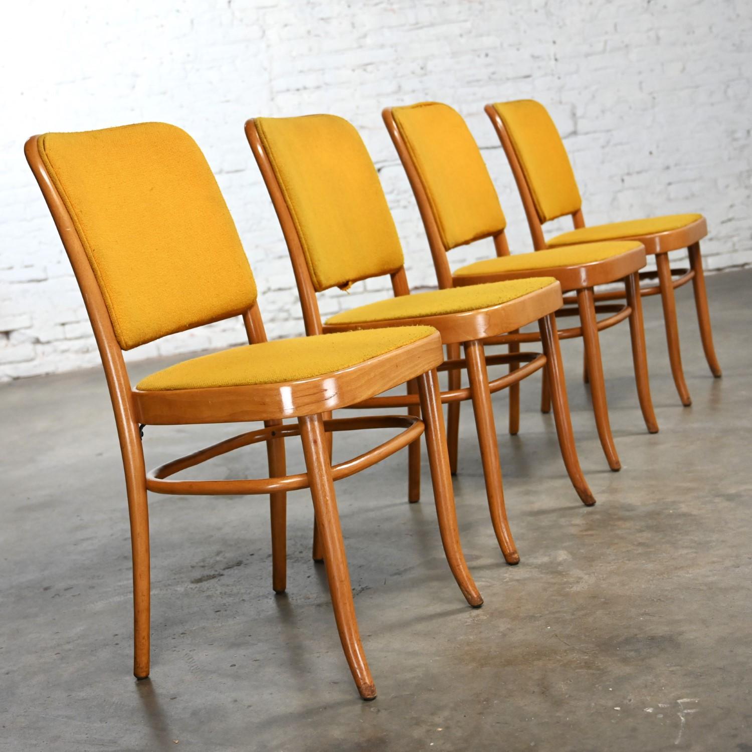 Merveilleuses chaises de salle à manger sans accoudoirs en hêtre courbé de style Thonet Josef Hoffman Prague 811 par Falcon Products Inc, ensemble de 4. Très bon état, en gardant à l'esprit qu'il s'agit de chaises vintage et non pas neuves et