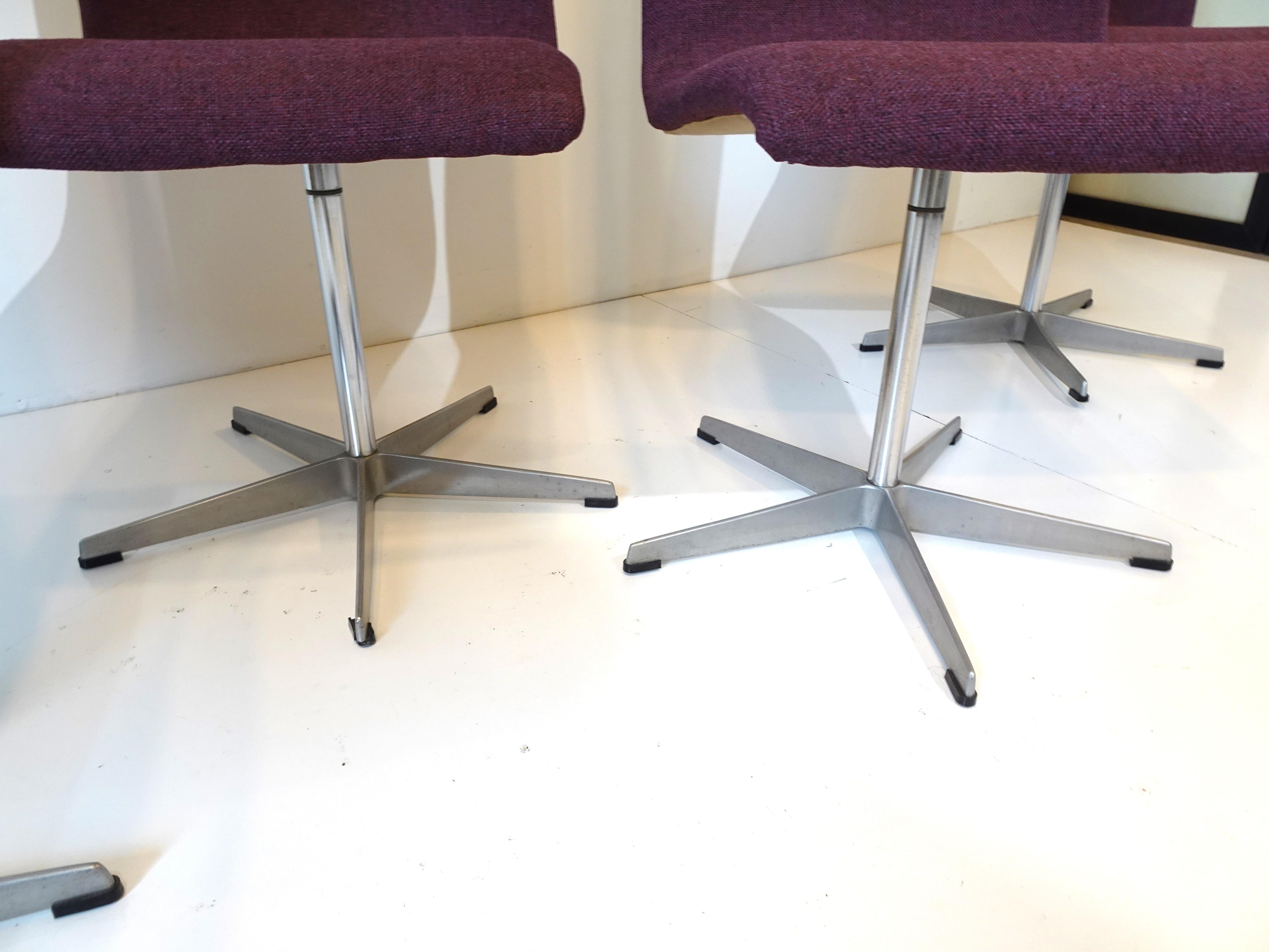 4 Arne Jacobsen Swiveling Oxford Dining Chairs, Denmark For Sale 2