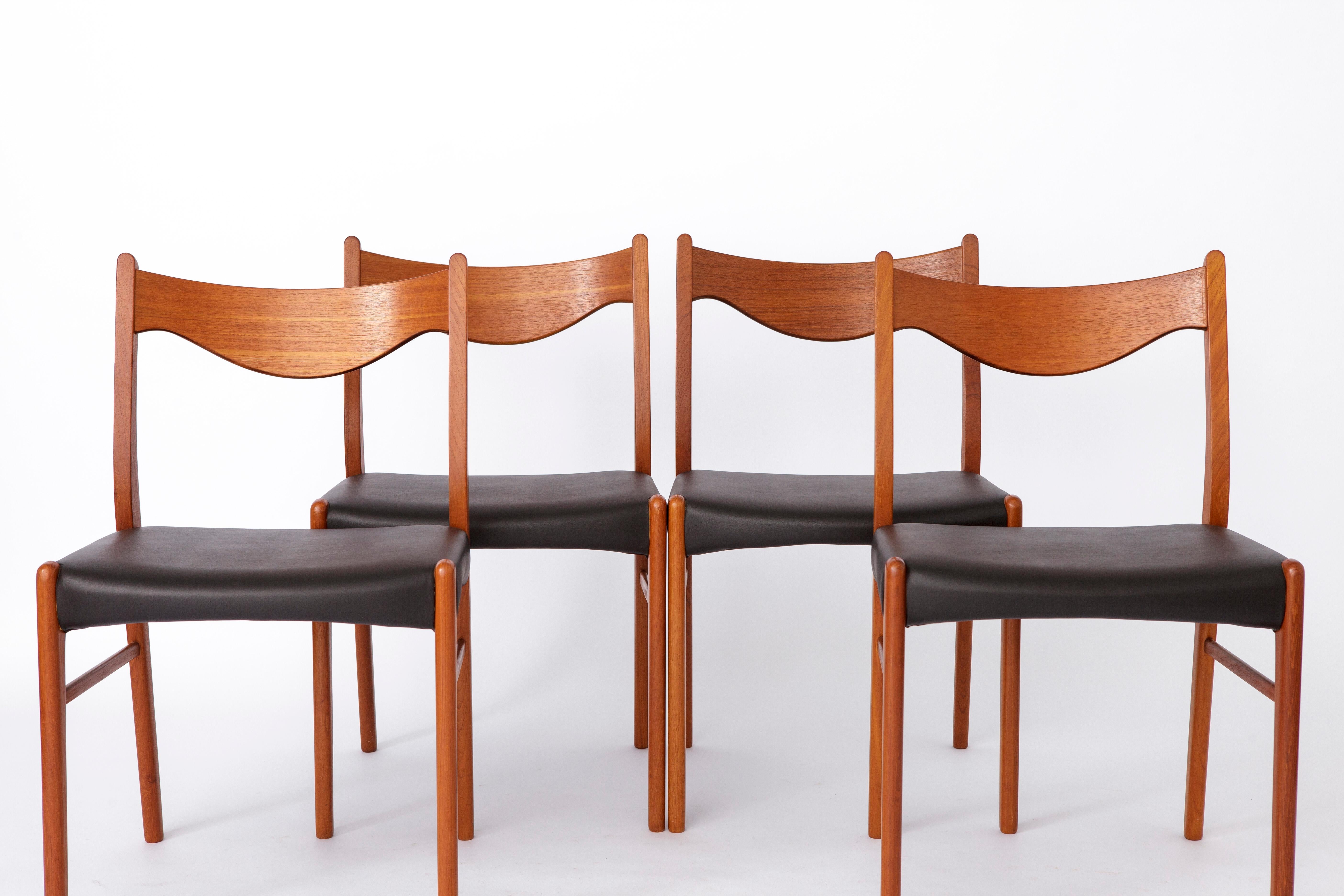 Ensemble de 4 chaises conçues par Arne Wahl Iversen pour le fabricant Glyngøre stolefabrik dans les années 1960. 
Modèle : GS61 des années 1960. 
Le prix affiché est celui d'un ensemble de 4 chaises. 

Toutes les chaises sont en très bon état après