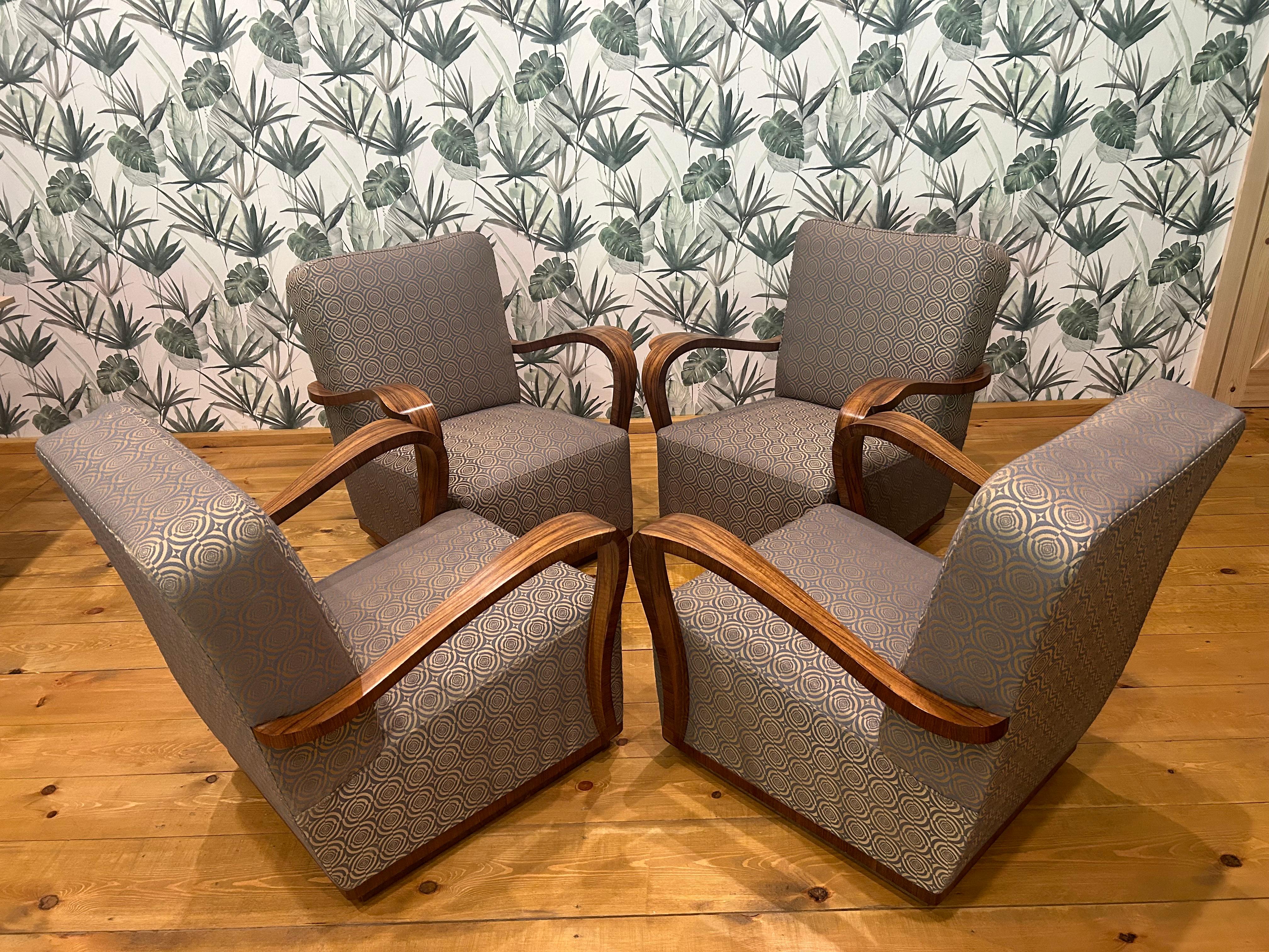 4 Sillón Art Déco de 1940

Cada mueble que sale de nuestro taller, de principio a fin, se somete a una renovación manual para devolverle su estado original de hace muchos años (se limpia hasta dejar la chapa al descubierto, se desinfecta y se acaba